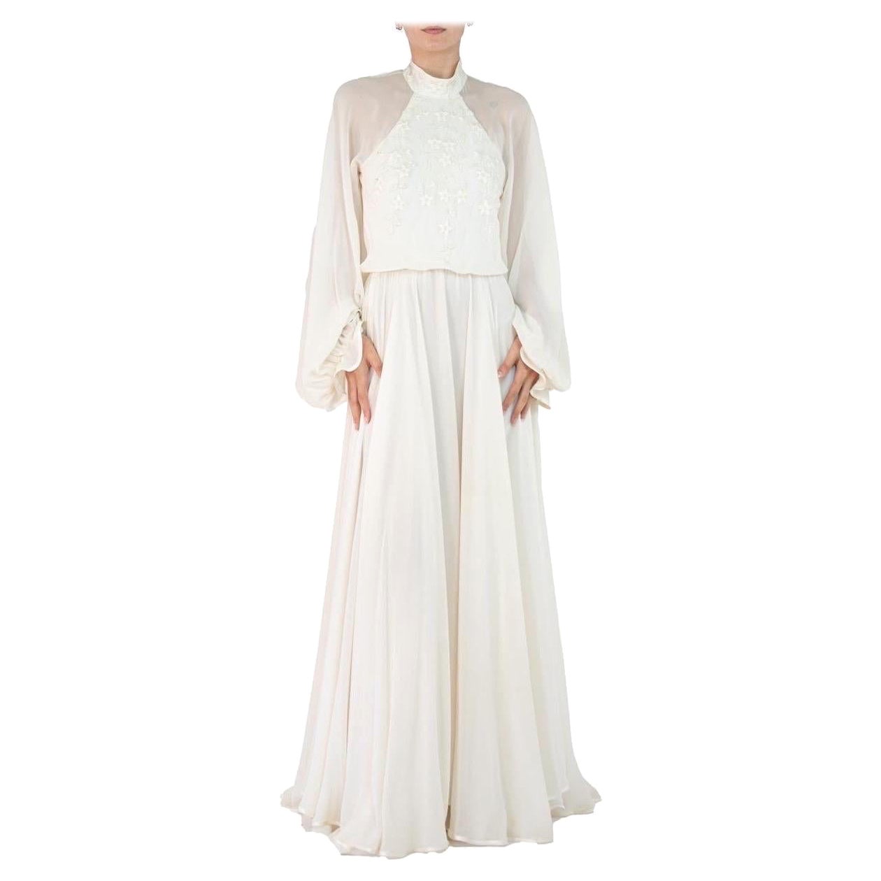 Abito da sera 1970S in chiffon di seta bianco perla con dettagli e perline e maniche blusanti