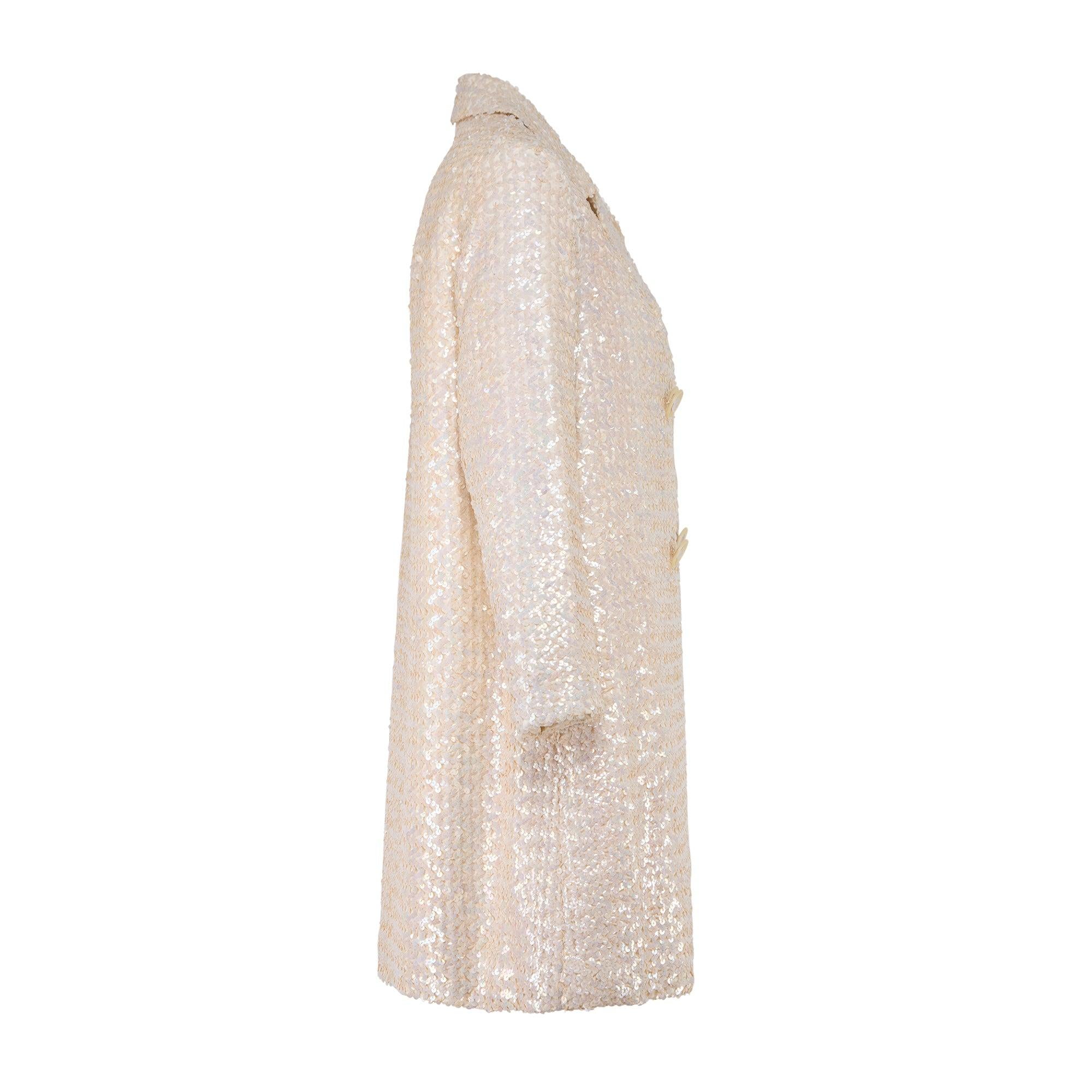 Questa straordinaria giacca anni '70 con linea ad A è perfetta per fare un'entrata in scena ad un evento sfarzoso. Ricoperto di paillettes bianche perlate e brillanti, ha maniche lunghe scintillanti e un orlo a tre quarti. Realizzata in stile
