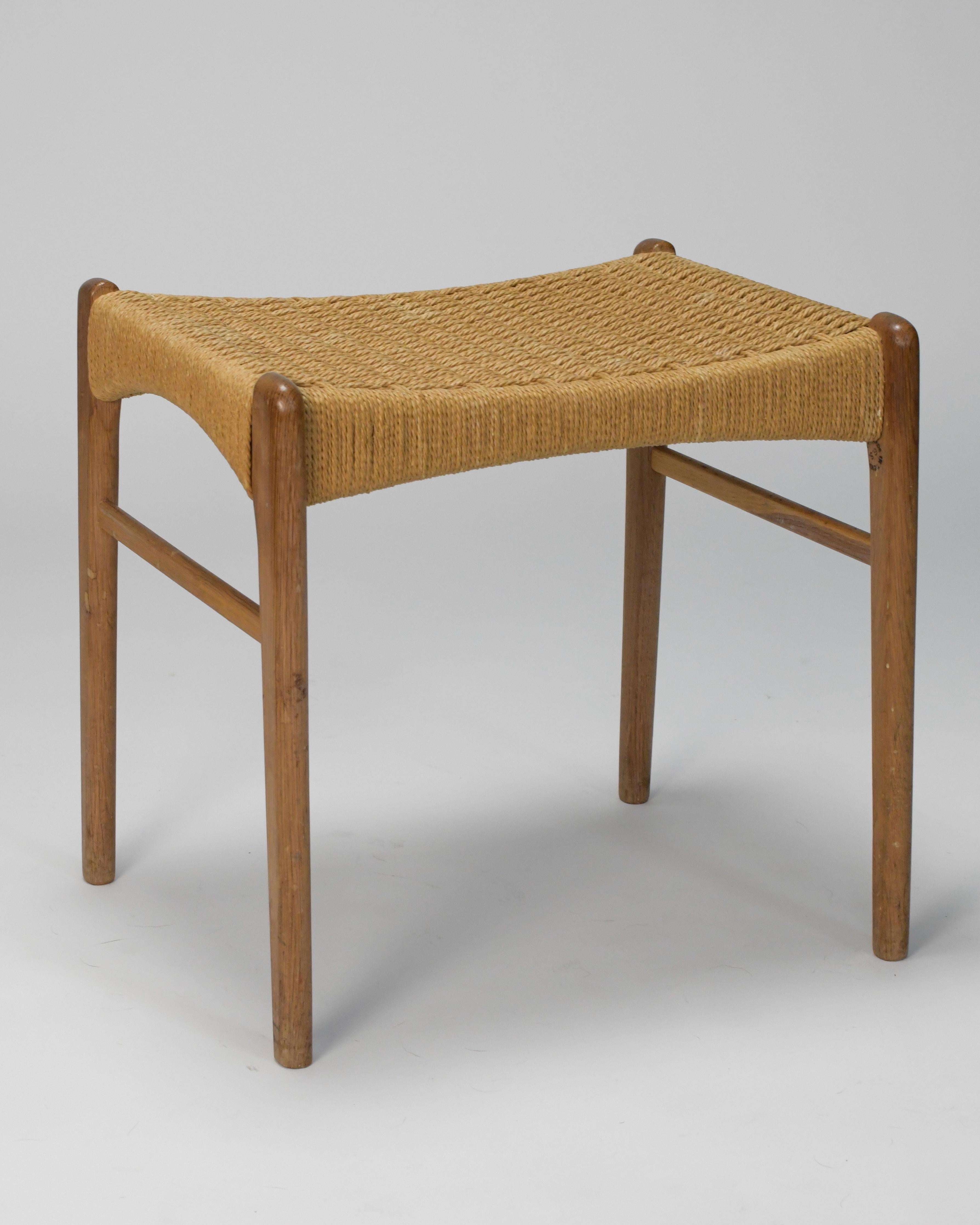 Sgabello moderno danese in Oak e corda di carta intrecciata, disegnato da Peder Kristensen per Glyngøre Stolefabrik, anni '70 circa. Sotto è etichettato e timbrato Glyngøre Stolefabrik. 

In buone condizioni d'epoca con segni d'uso commisurati