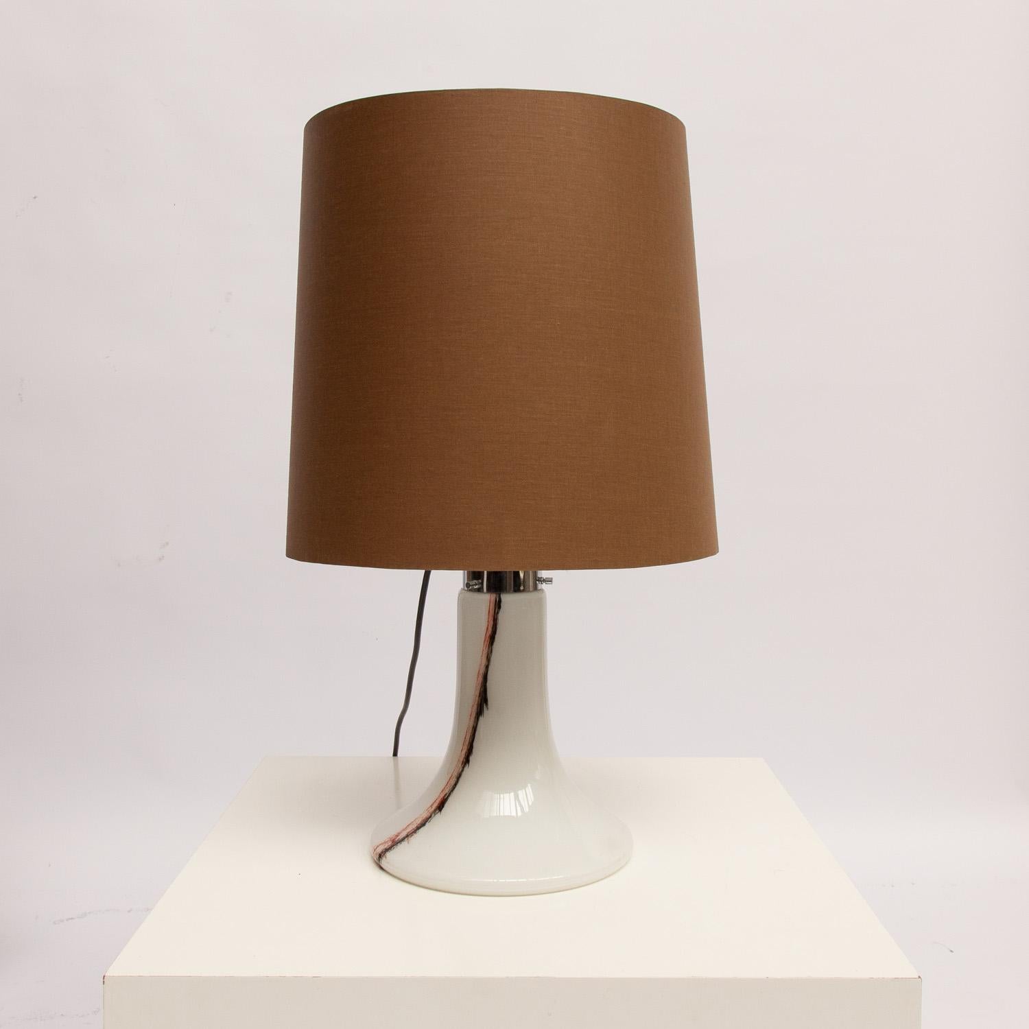 Moderne Murano-Glas-Tischlampe von Peill & Putzler aus der Jahrhundertmitte. Die Leuchte ist in einwandfreiem Zustand und bietet Platz für zwei E14-Glühbirnen (je max. 40 Watt) sowohl für den Sockel als auch für den Schirm. Charakteristisch für die