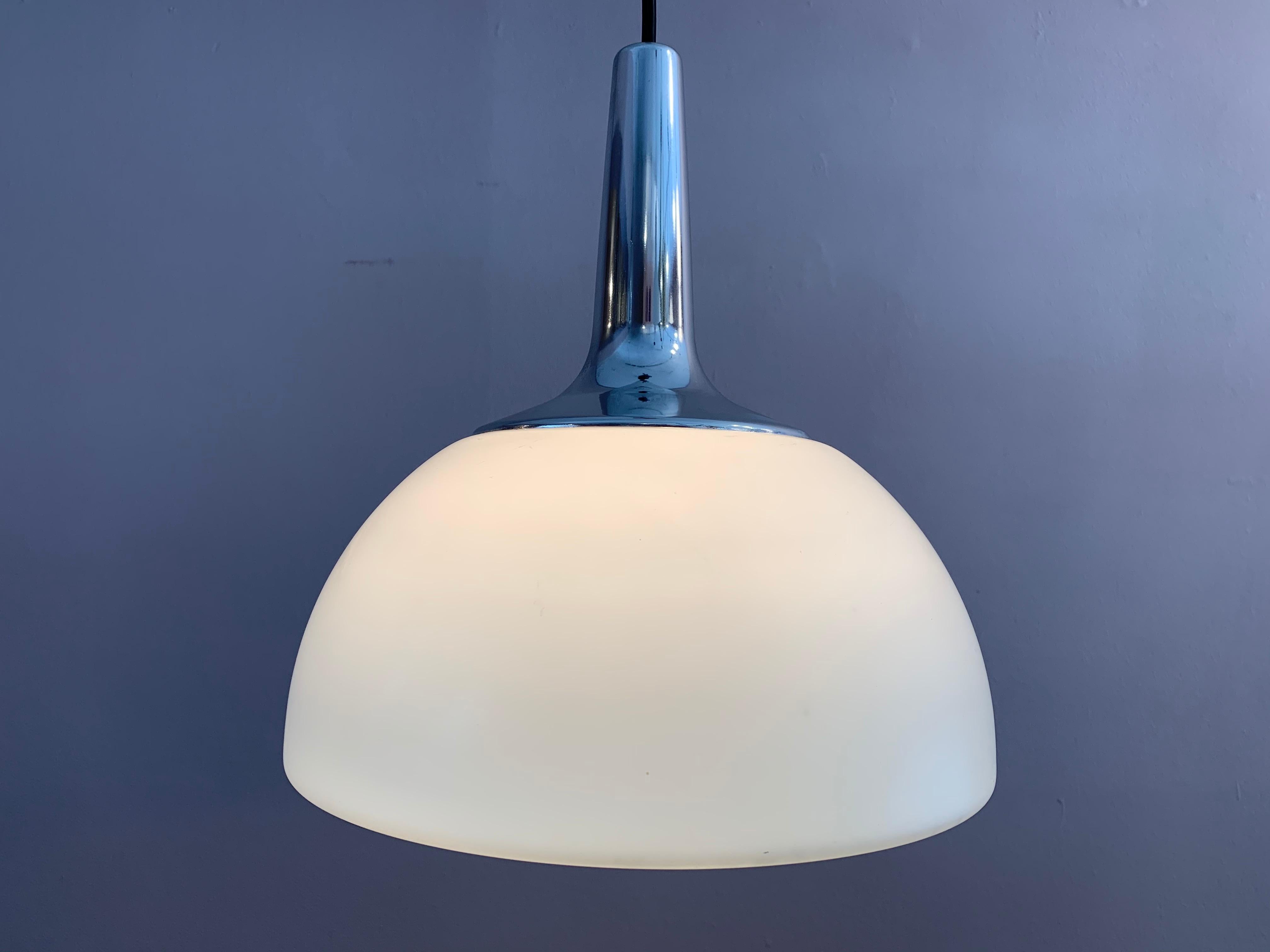 Lámpara de techo colgante de opalina Peill & Putzler, alemana, de los años 70, con accesorio cromado. El cable de techo negro es ajustable para adaptarse a tus necesidades de altura con la copa de techo a juego. En muy buen estado vintage. La