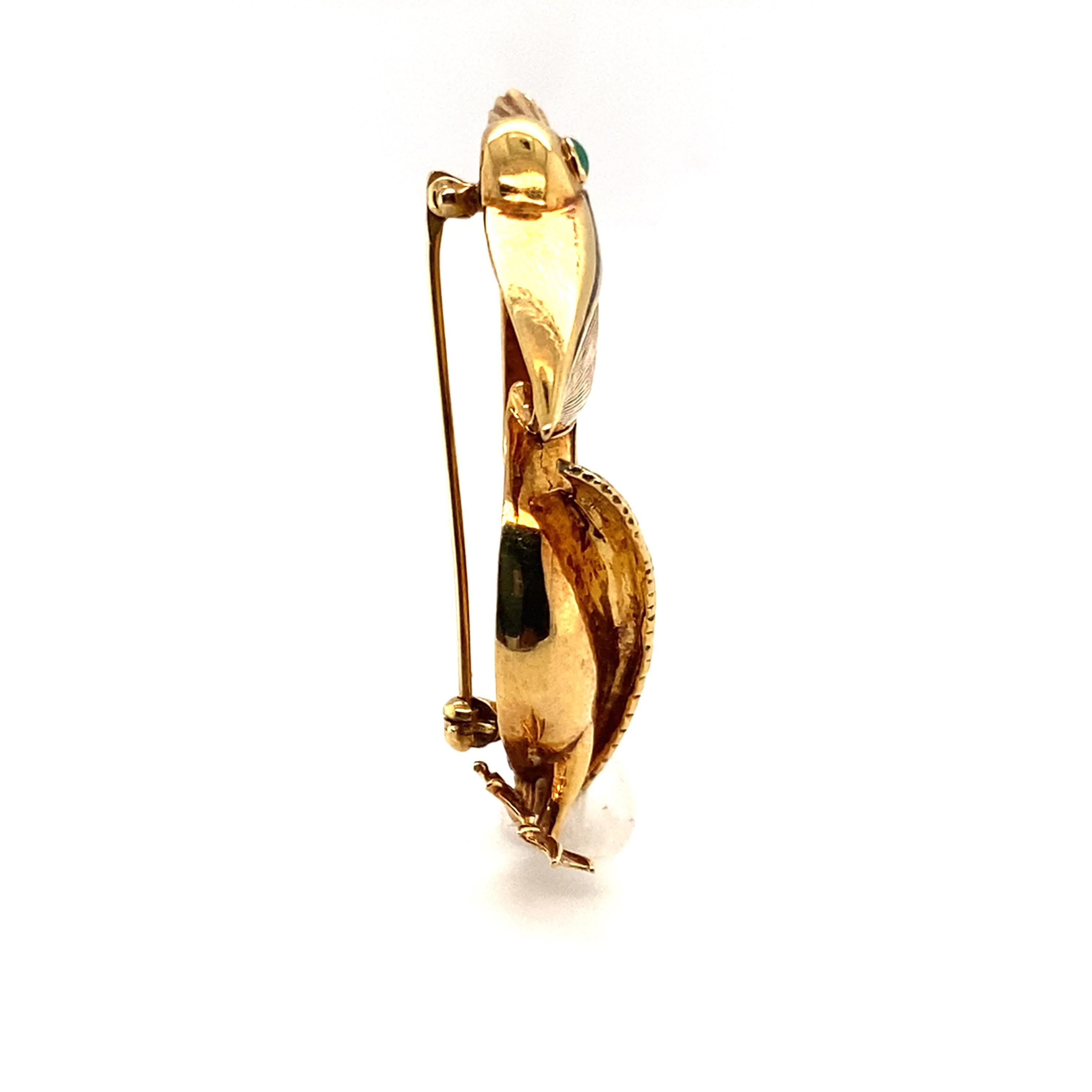 1970s Pelican Pin with Enamel and Cabochon Eye in 18 Karat Yellow Gold  In Excellent Condition For Sale In Atlanta, GA