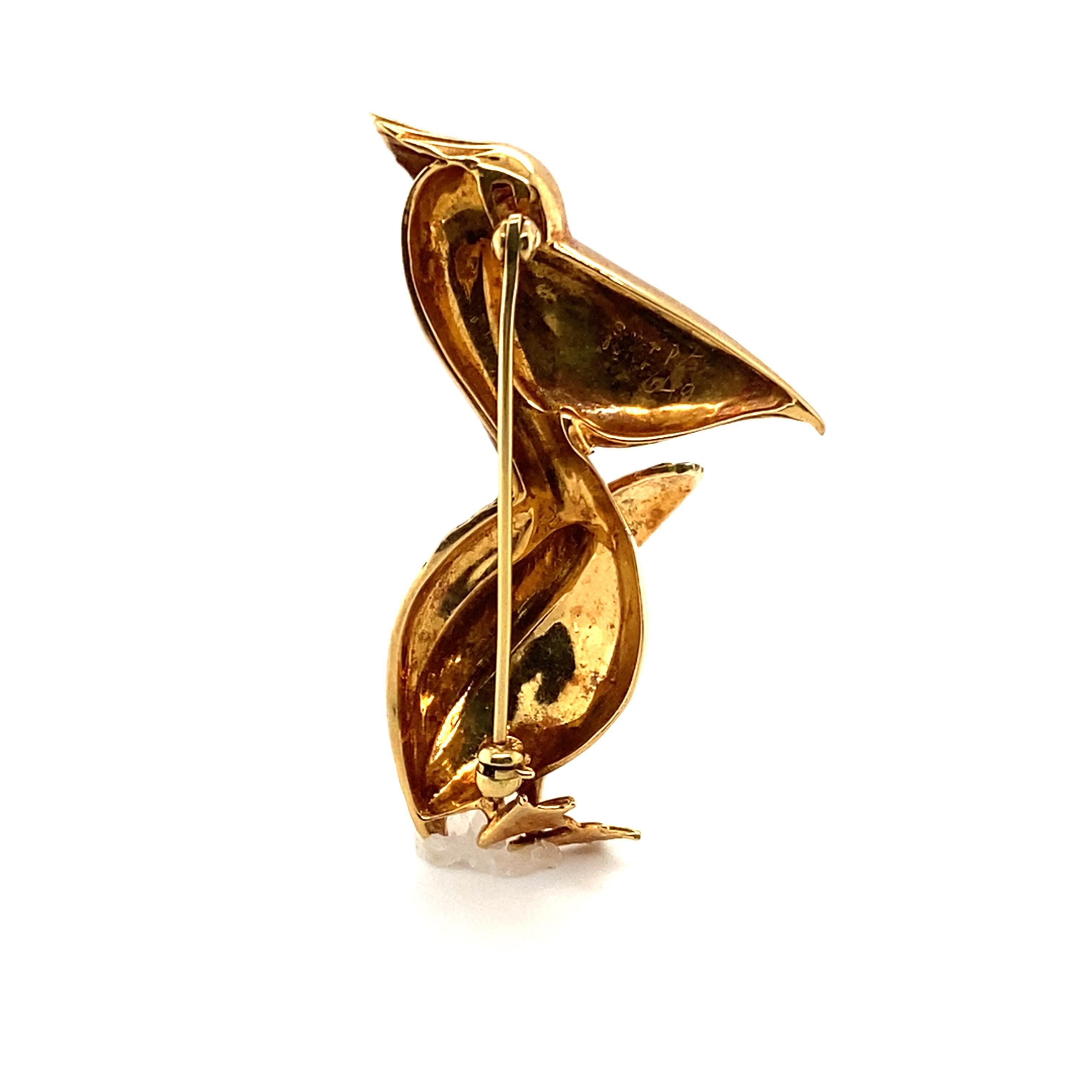 Women's or Men's 1970s Pelican Pin with Enamel and Cabochon Eye in 18 Karat Yellow Gold  For Sale