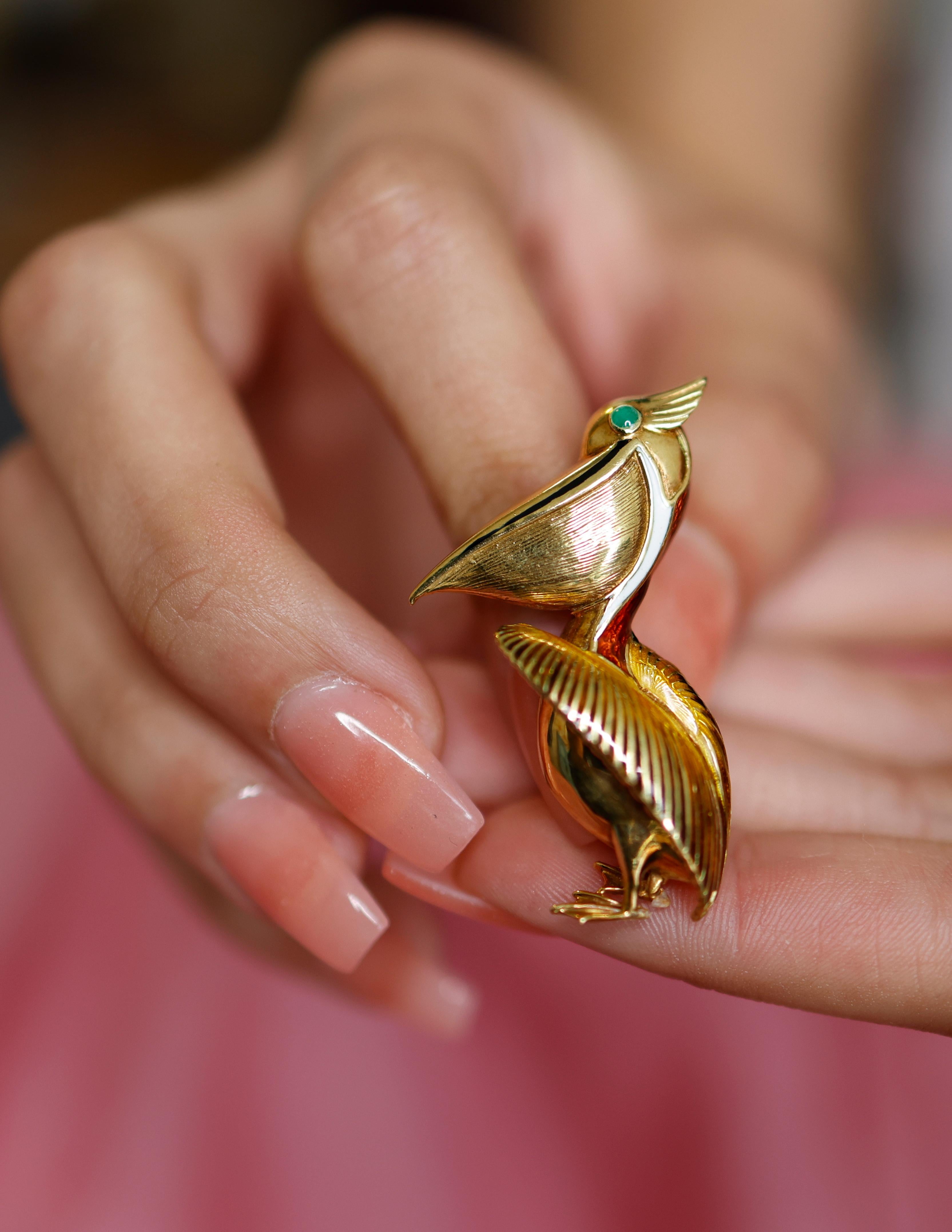 1970s Pelican Pin with Enamel and Cabochon Eye in 18 Karat Yellow Gold  For Sale 1
