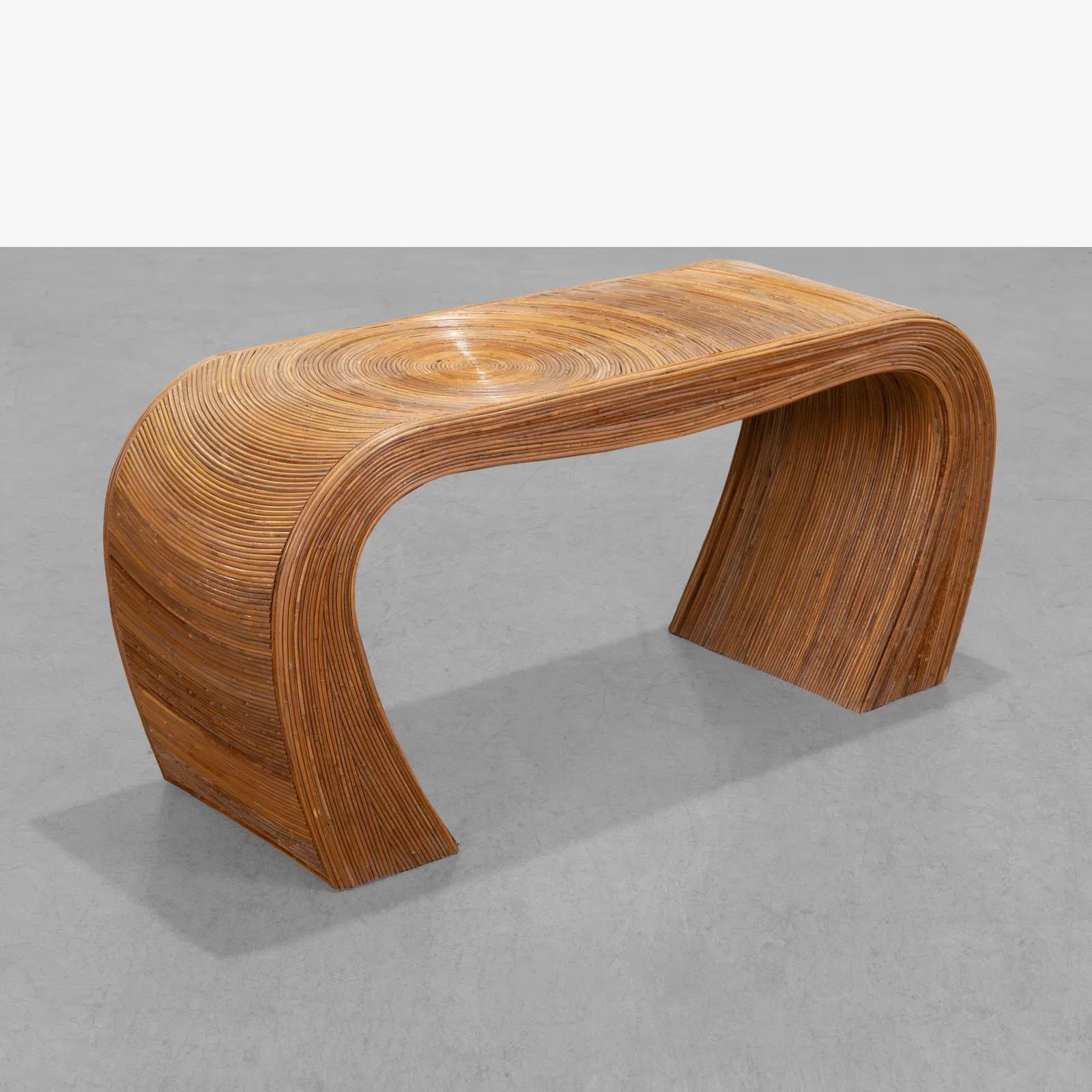 Ein wunderschöner Vintage-Konsolentisch aus geschwungenem Rattan in der Art von Gabriella Crespi.