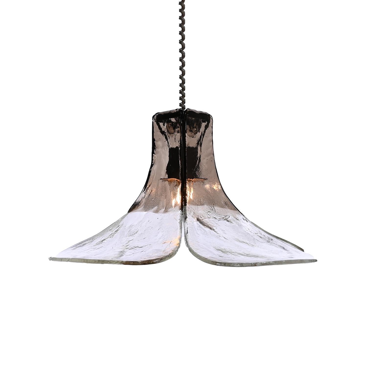 Un elegante lampadario in vetro vintage Mid-Century Modern di Carlo Nason e prodotto da Mazzega, Italia.
4 petali di vetro molto spessi che sfumano dal vetro colorato scuro al vetro colorato chiaro, sostenuti da una struttura in metallo. La