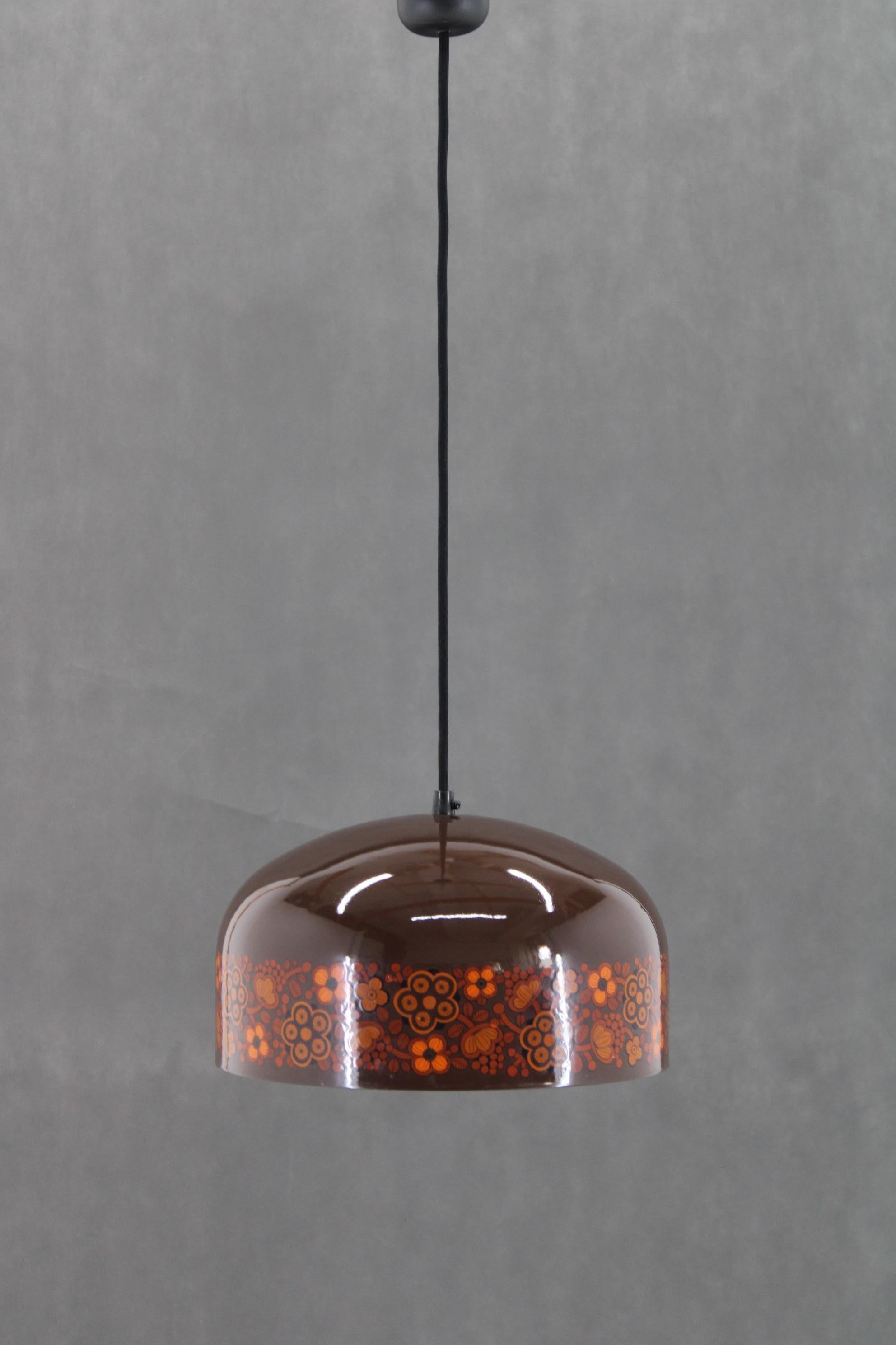 - Buone condizioni originali con lievi segni d'uso 
- Lampadina E26 - E27 
- Compatibile con il cablaggio degli Stati Uniti 
- Ricablato
- In ferro 