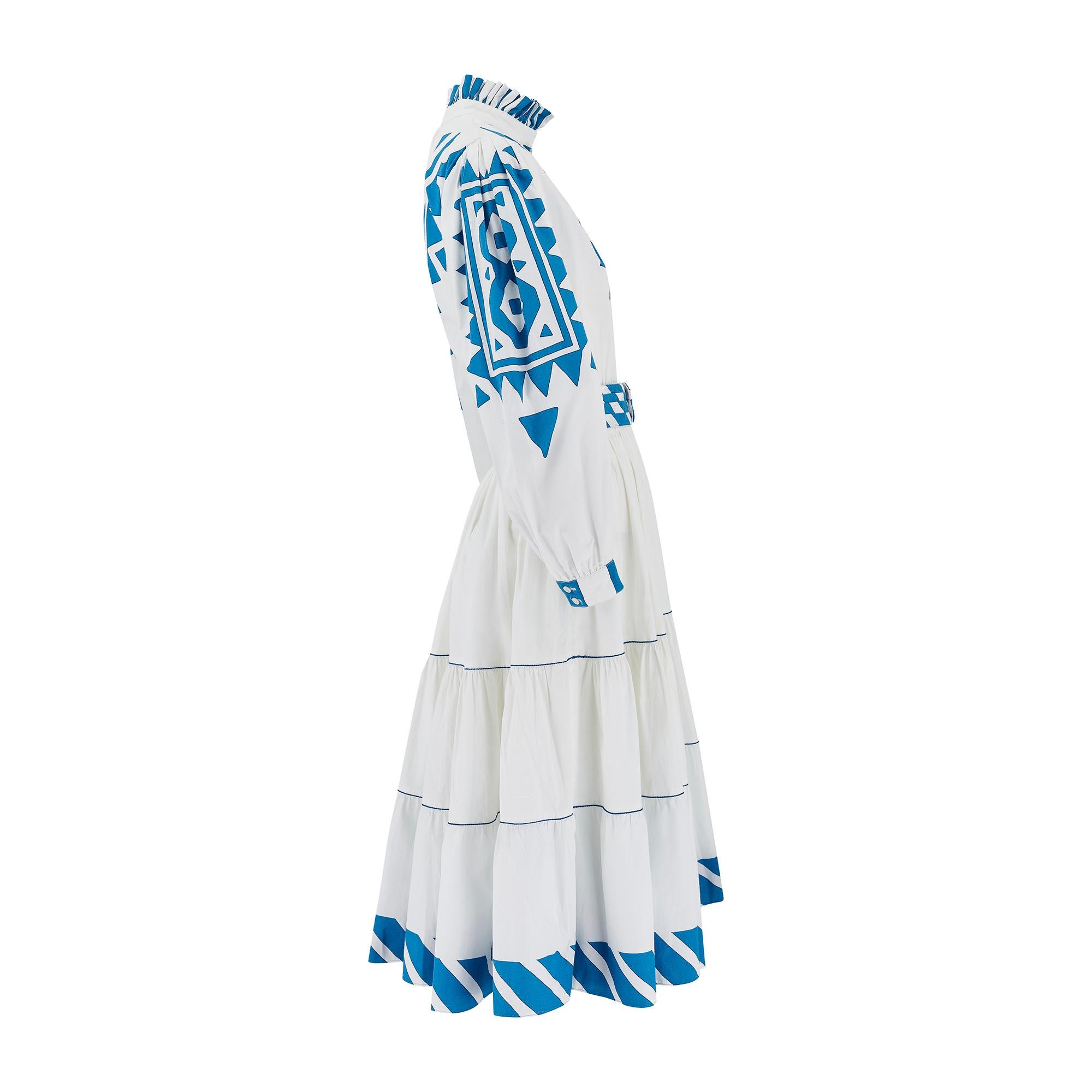 Dieses knackige Baumwollkleid wurde in den 1970er Jahren von Per Spook für Louis Feraud entworfen. In den 1960er Jahren kam der norwegische Modedesigner Per Spook zum französischen Modehaus Louis Féraud. Später wurde er künstlerischer Leiter von
