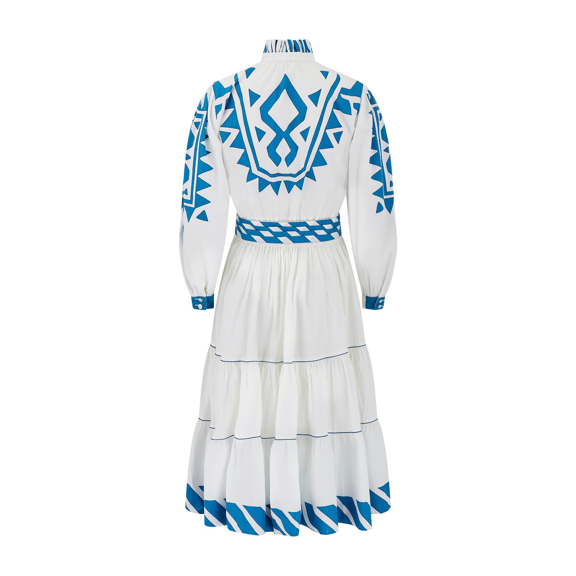1970er Per Spook für Louis Feraud Weißes und blaues Baumwollkleid mit Gürtel (Grau) im Angebot