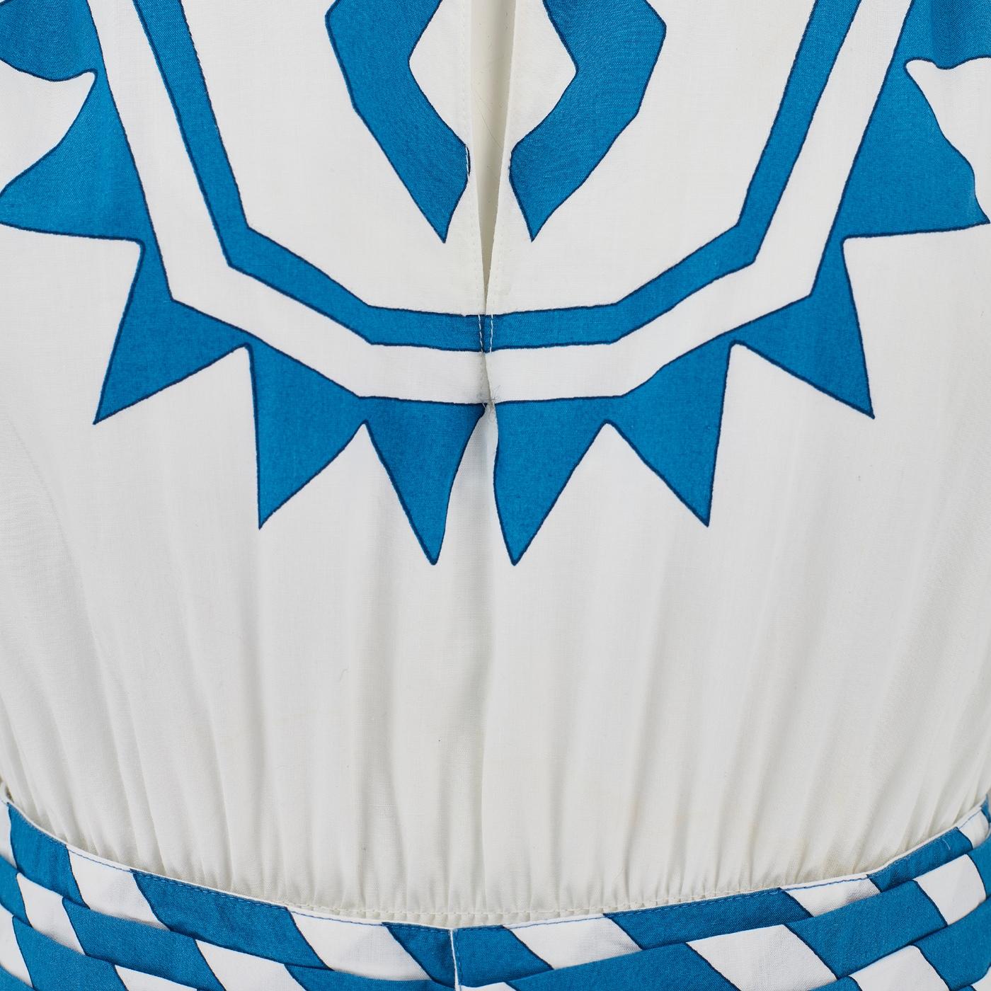 1970er Per Spook für Louis Feraud Weißes und blaues Baumwollkleid mit Gürtel im Zustand „Hervorragend“ im Angebot in London, GB