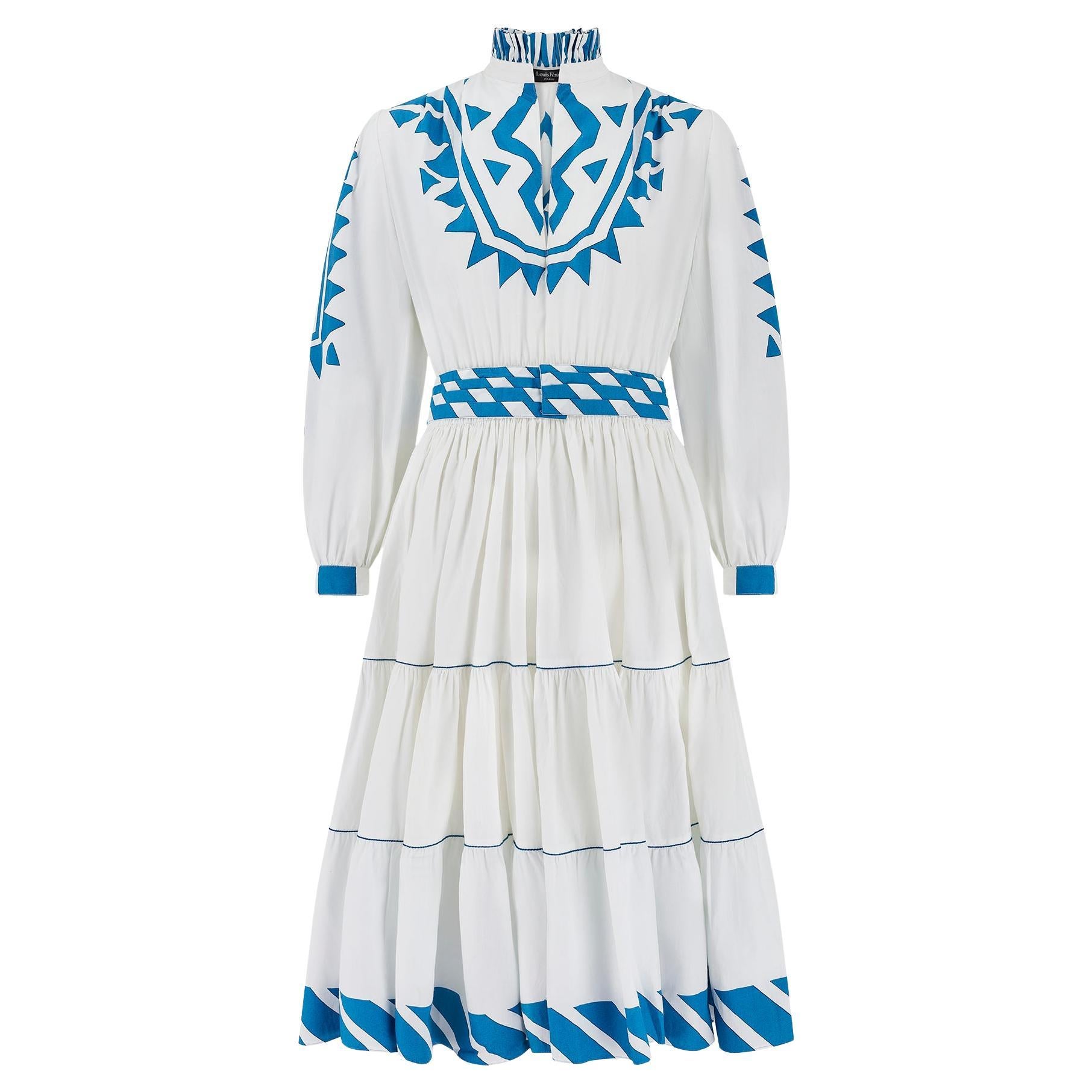 1970er Per Spook für Louis Feraud Weißes und blaues Baumwollkleid mit Gürtel im Angebot