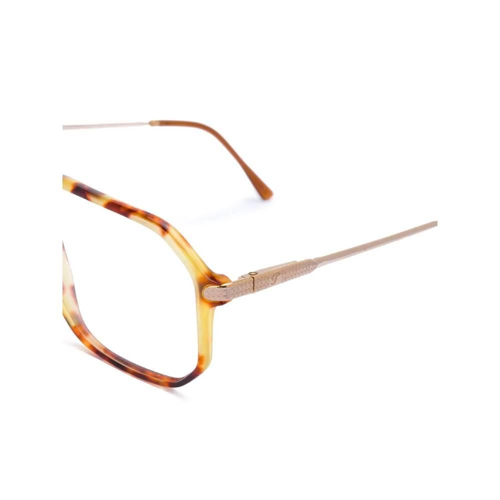 Persol square glasses with brown turtle acetate frame with golden metal details.

Please note, this item cannot be shipped to the US.

Made in Italy

Years: 1990s

Width: 14 cm
Height: 5 cm