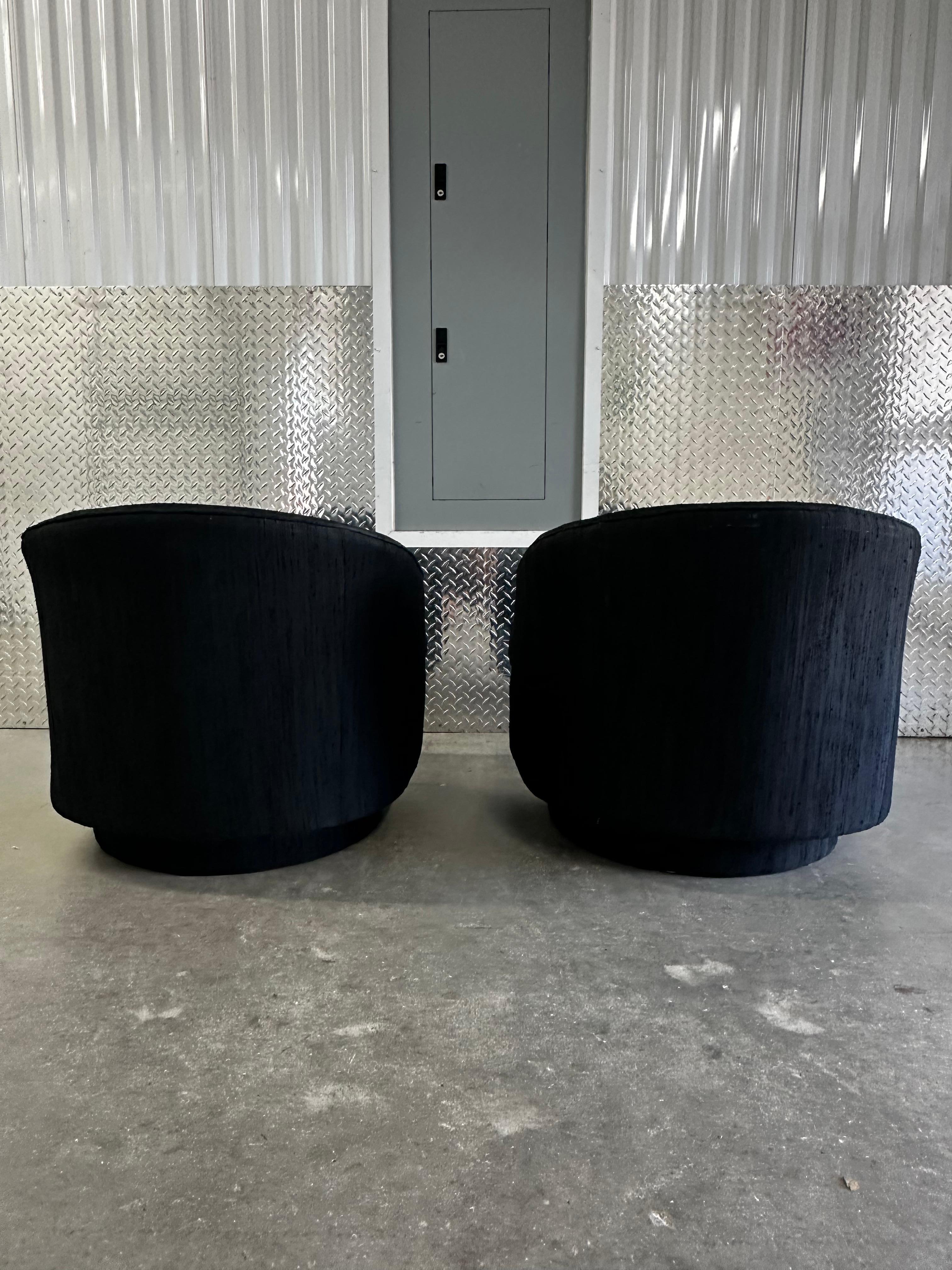 1970s Petite Milo Baughman Black Plinth Base Swivel Chairs, Set of 2 In Good Condition For Sale In Fort Lauderdale, FL