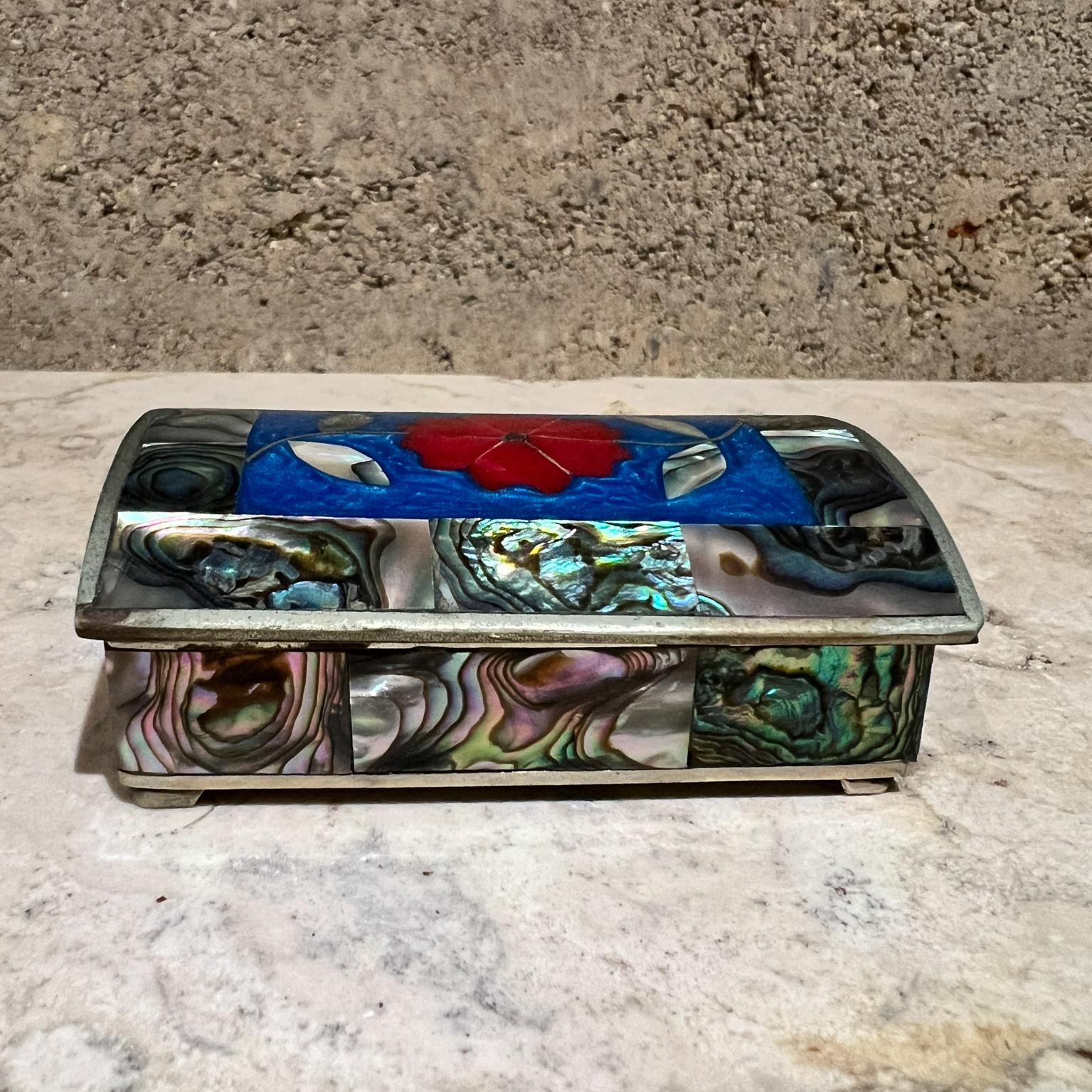 AMBIANIC presenta
Caja de baratijas de plata rosa diminuta Madreperla y concha de abulón
interior Madera de caoba
alpaca metal plateado México
Alpaca estampada
1,13 h x 2 3/16 d x 3,13
Buen estado vintage, no nuevo.
Consulte las imágenes