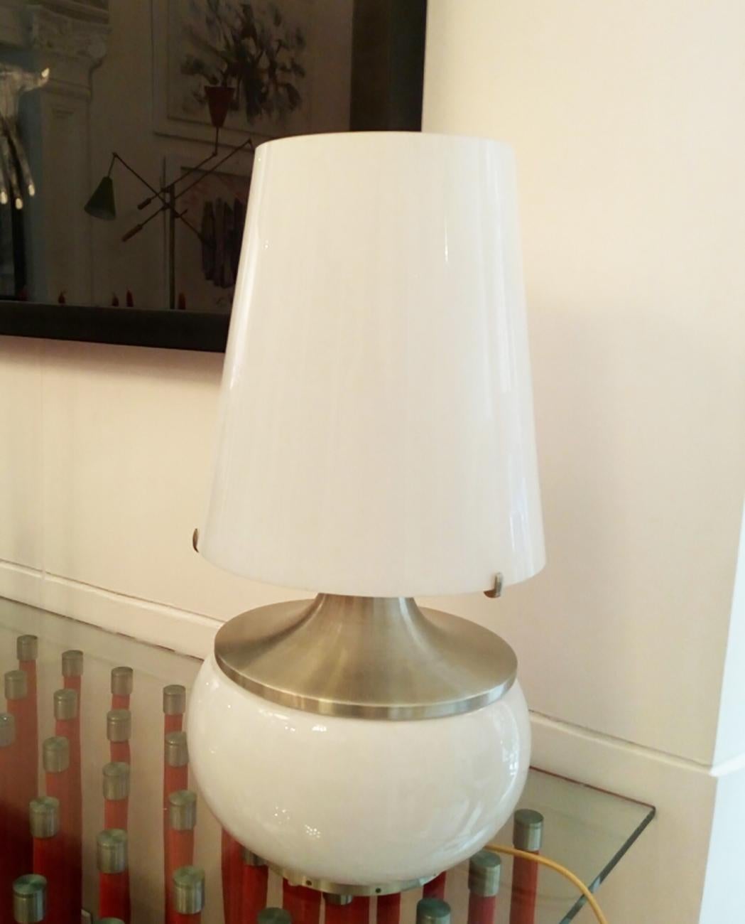 Rare table lamp by Pia Guidetti Crippa for Lumi.
Base in chrome and white glass, diffuser in white glass.