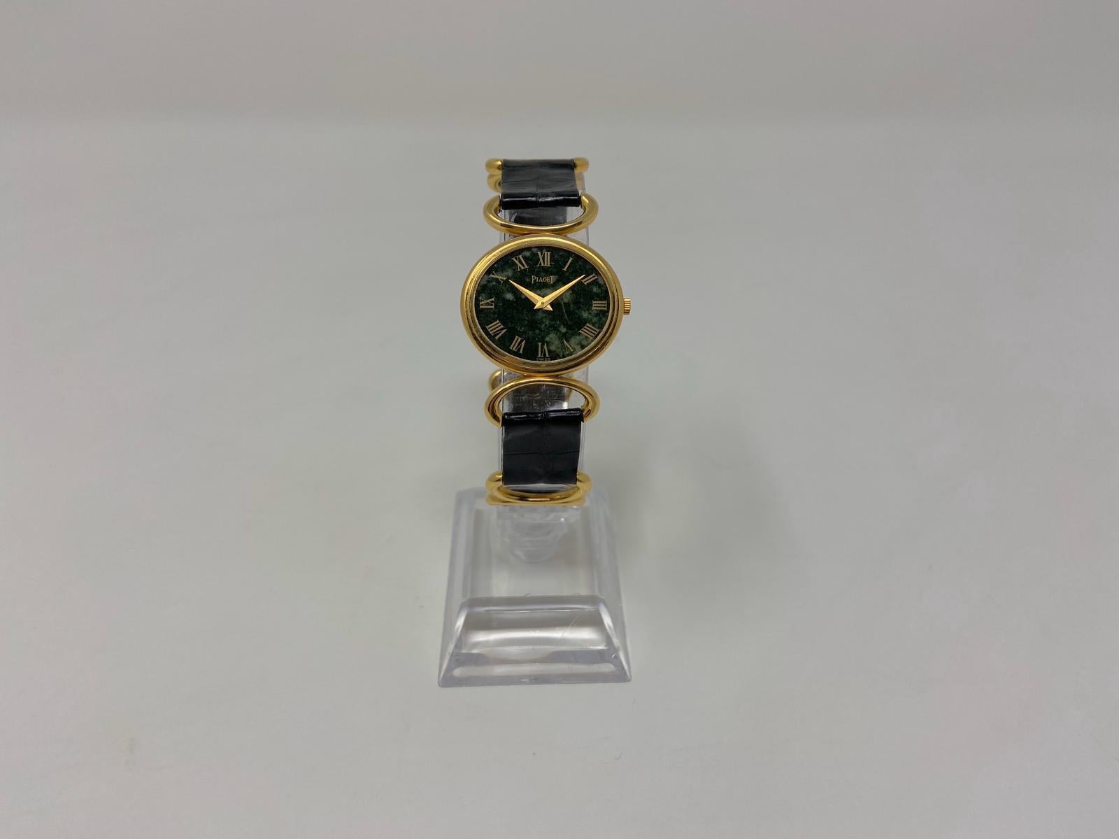 piaget Damenuhr aus Gold der 1970er Jahre, mit Zifferblatt in Jade, mit originalem Armband aus Alligatorleder, signiert von Piaget.
In ausgezeichnetem Zustand, es funktioniert perfekt.