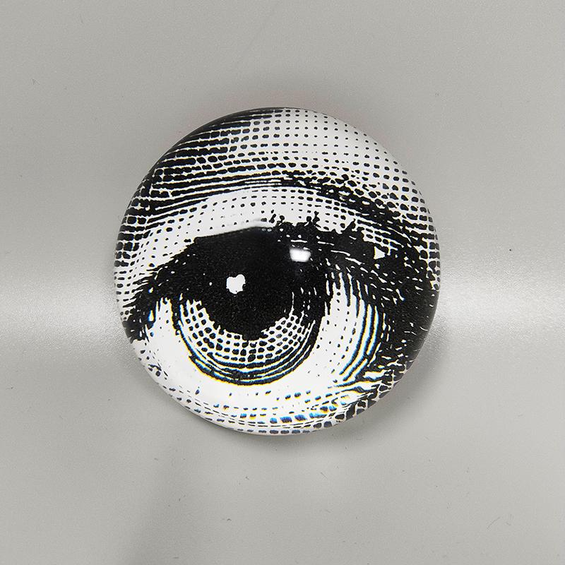 Sphère presse-papier en cristal étonnante de Piero Fornasetti des années 1970 en excellent état. Fabriquées en Italie.
Dimension :
diamètre 3,14 x 1,57 pouces
diamètre 8 cm x cm 4 H