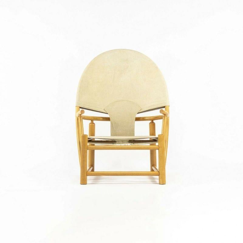 Zum Verkauf steht ein Hoop Chair Modell G23, entworfen von Piero Palange und Werther Toffoloni um die frühen 1970er Jahre. Dieses Exemplar wurde mit einem Leinenstoff gepolstert, während das Gestell aus Buche besteht. Es ist in sehr gutem bis