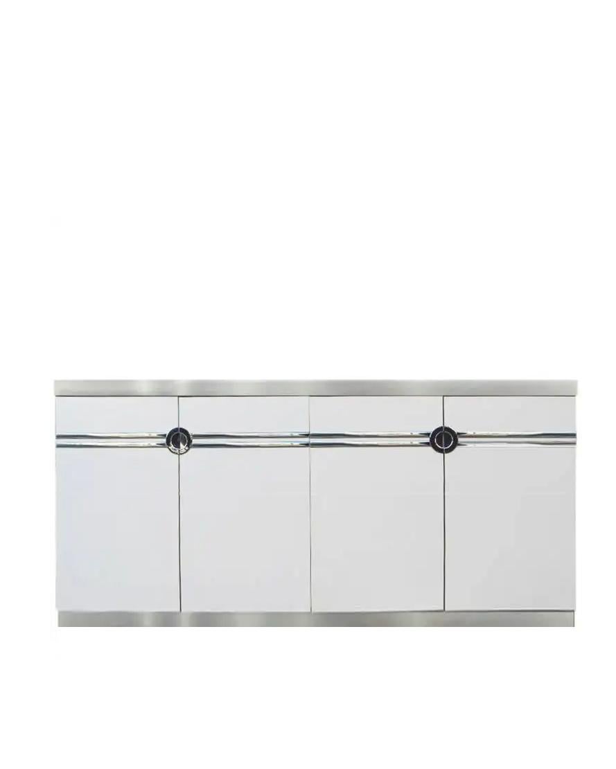 1970 Pierre Cardin Art Deco Revival tall wardrobe dresser cabinets. Les doubles portes s'ouvrent pour révéler six tiroirs coulissants spacieux. Fabriqué par Dillingham dans les années 1970. Les pièces sont en bois et en stratifié blanc avec des