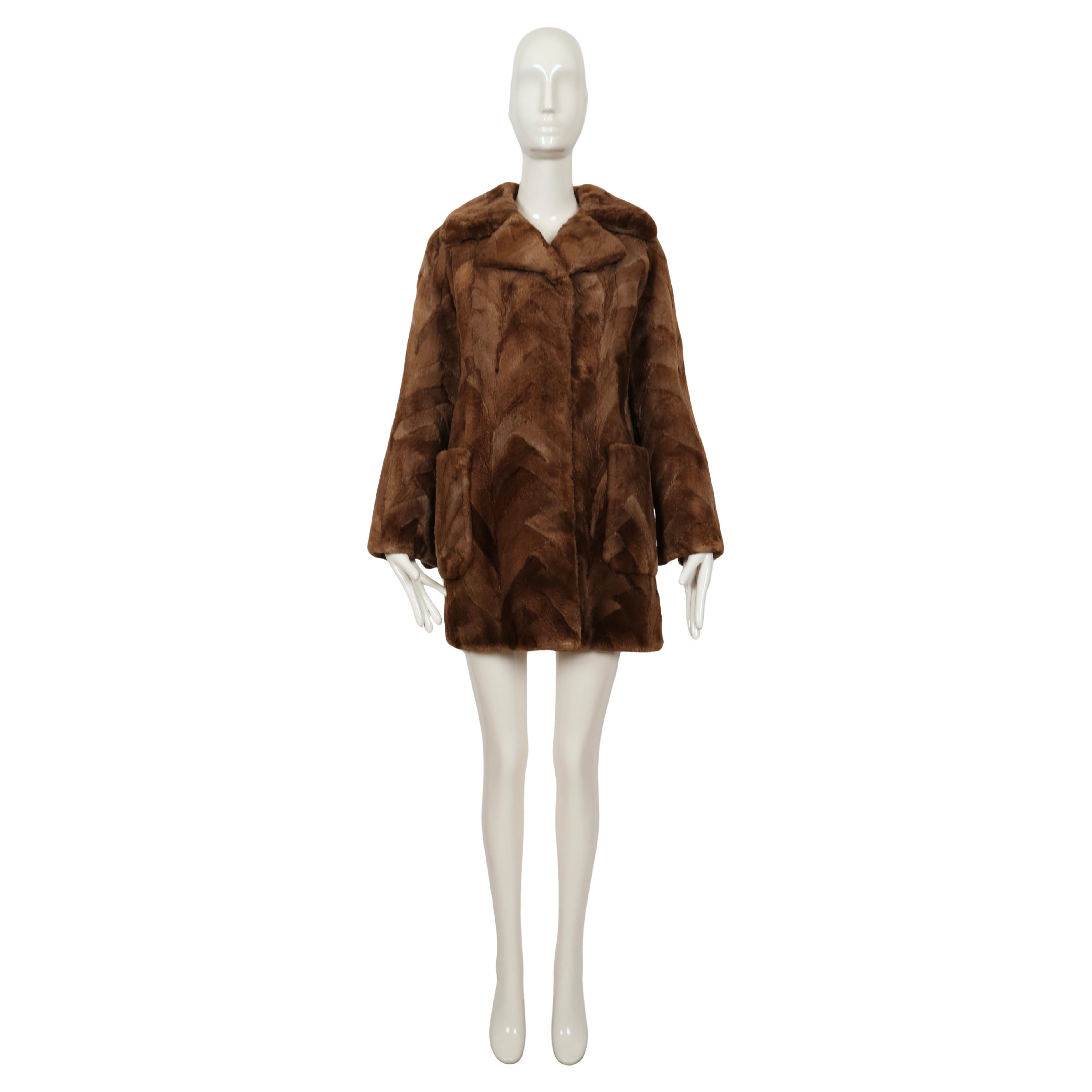 Marrone Cappotto in pelliccia di castoro tosato anni '70 di PIERRE CARDIN con motivo patchwork chevron in vendita