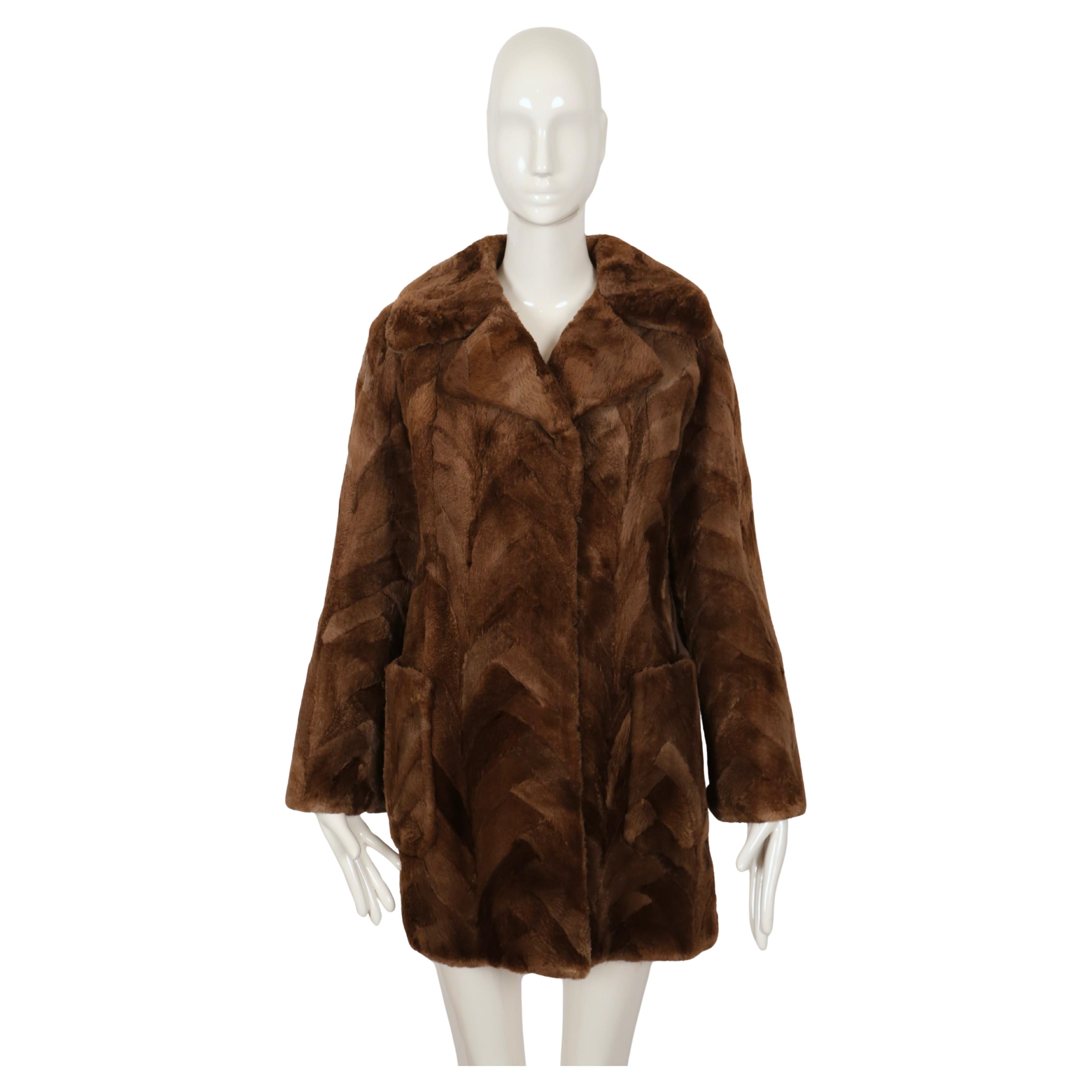 da uomo o donna Cappotto in pelliccia di castoro tosato anni '70 di PIERRE CARDIN con motivo patchwork chevron in vendita