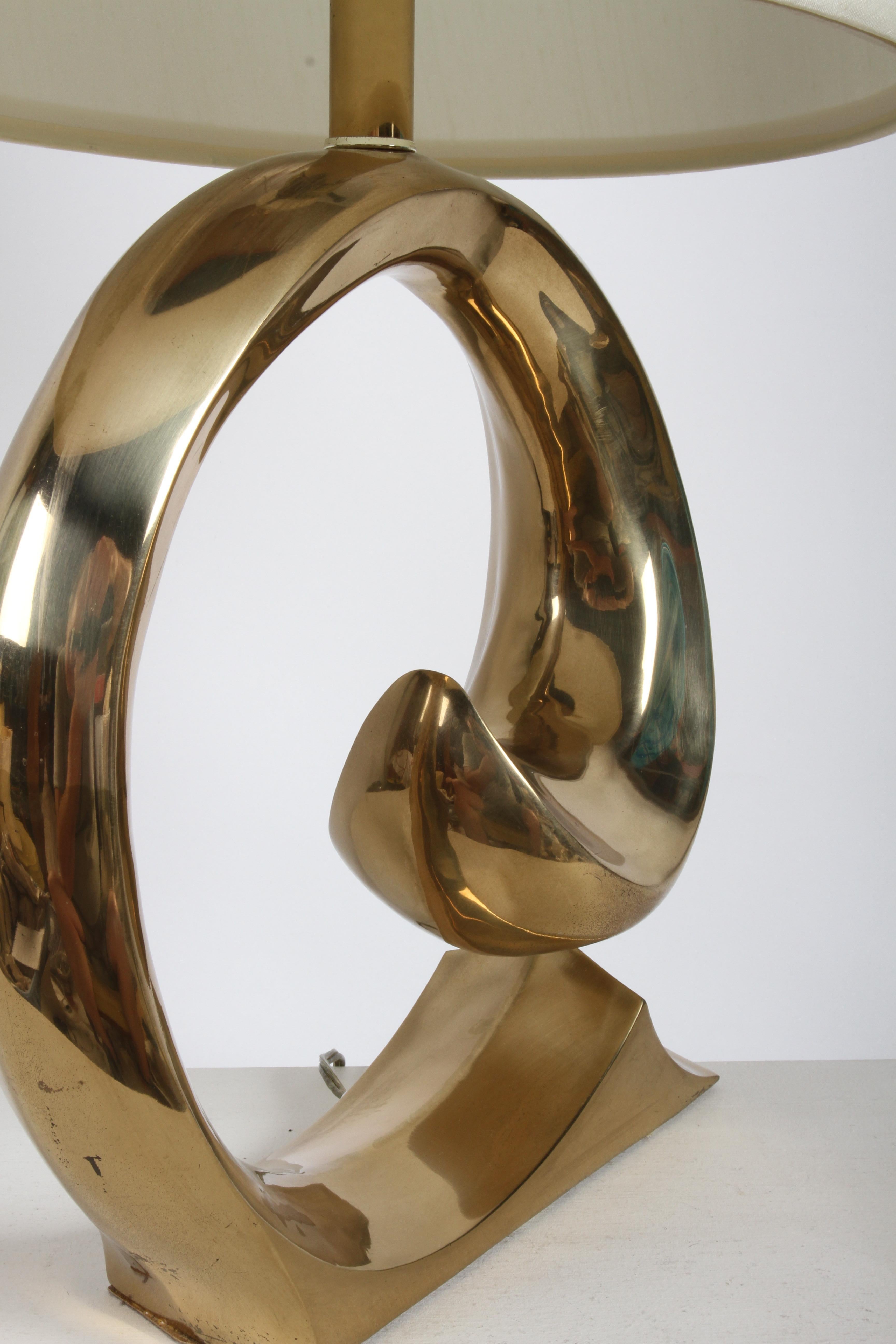 Lámpara de mesa Wave de latón con logotipo estilo Pierre Cardin de los años 70 por Erwin Lambeth en venta 3