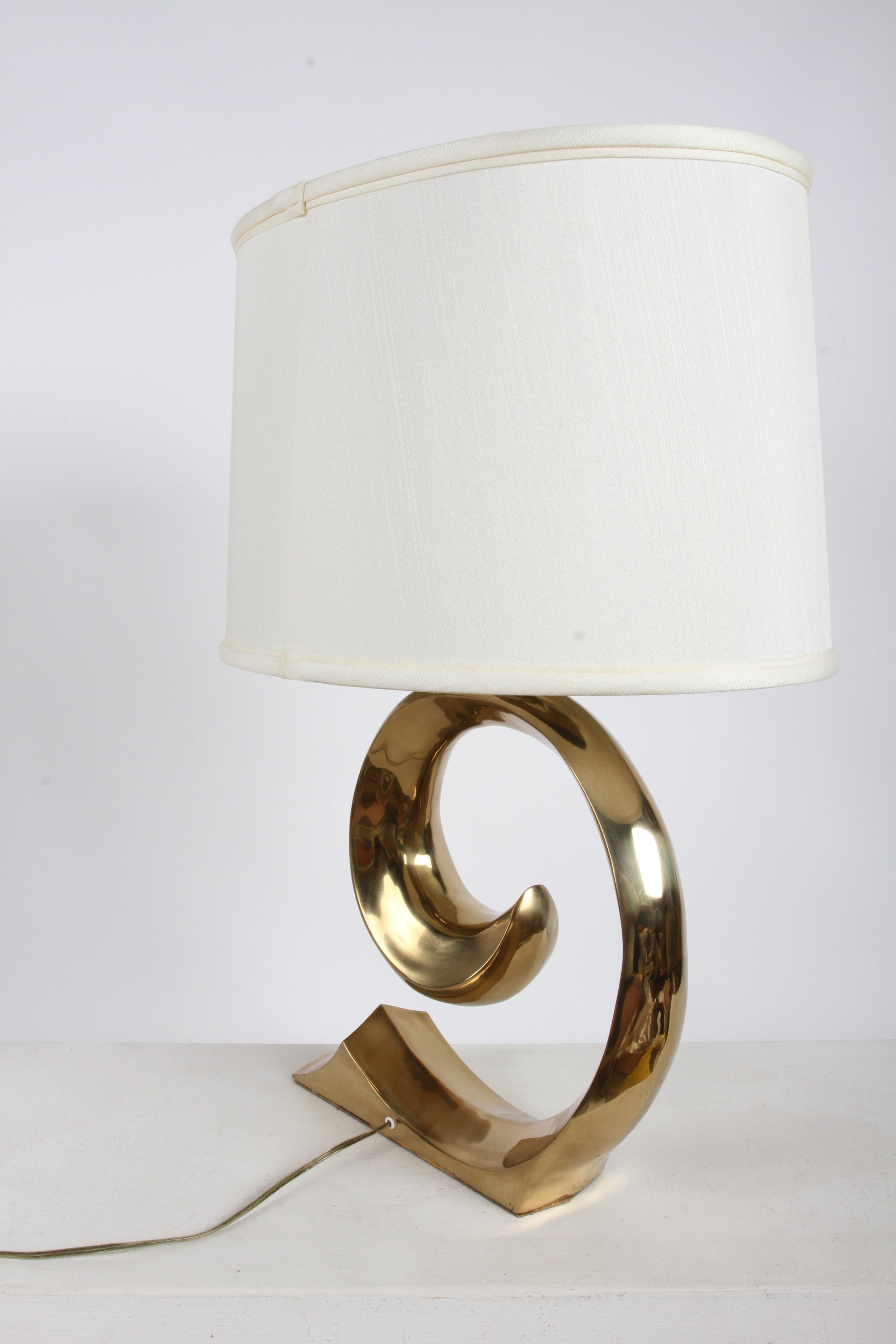 Lámpara de mesa Wave de latón con logotipo estilo Pierre Cardin de los años 70 por Erwin Lambeth en venta 5