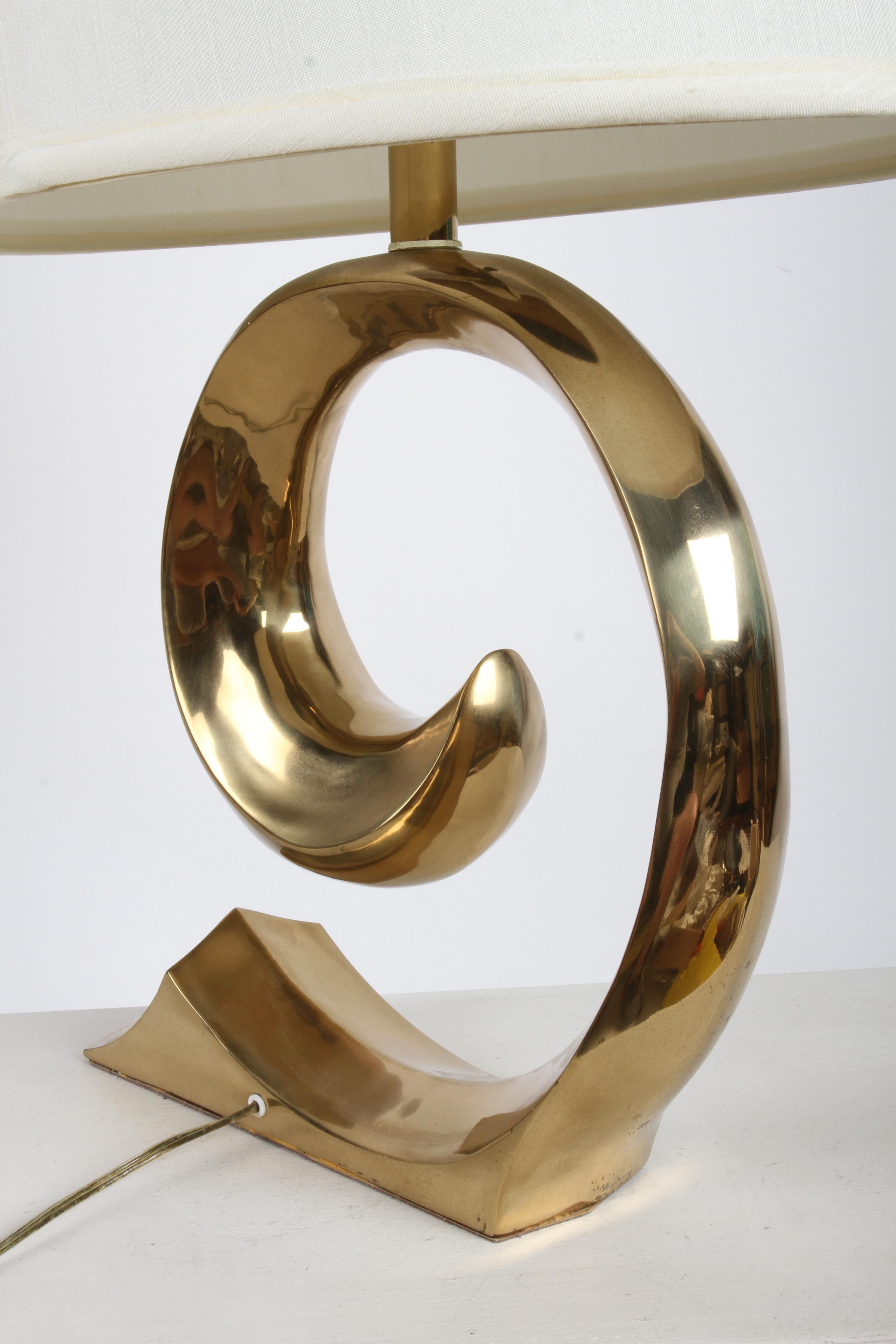 Lámpara de mesa Wave de latón con logotipo estilo Pierre Cardin de los años 70 por Erwin Lambeth en venta 6