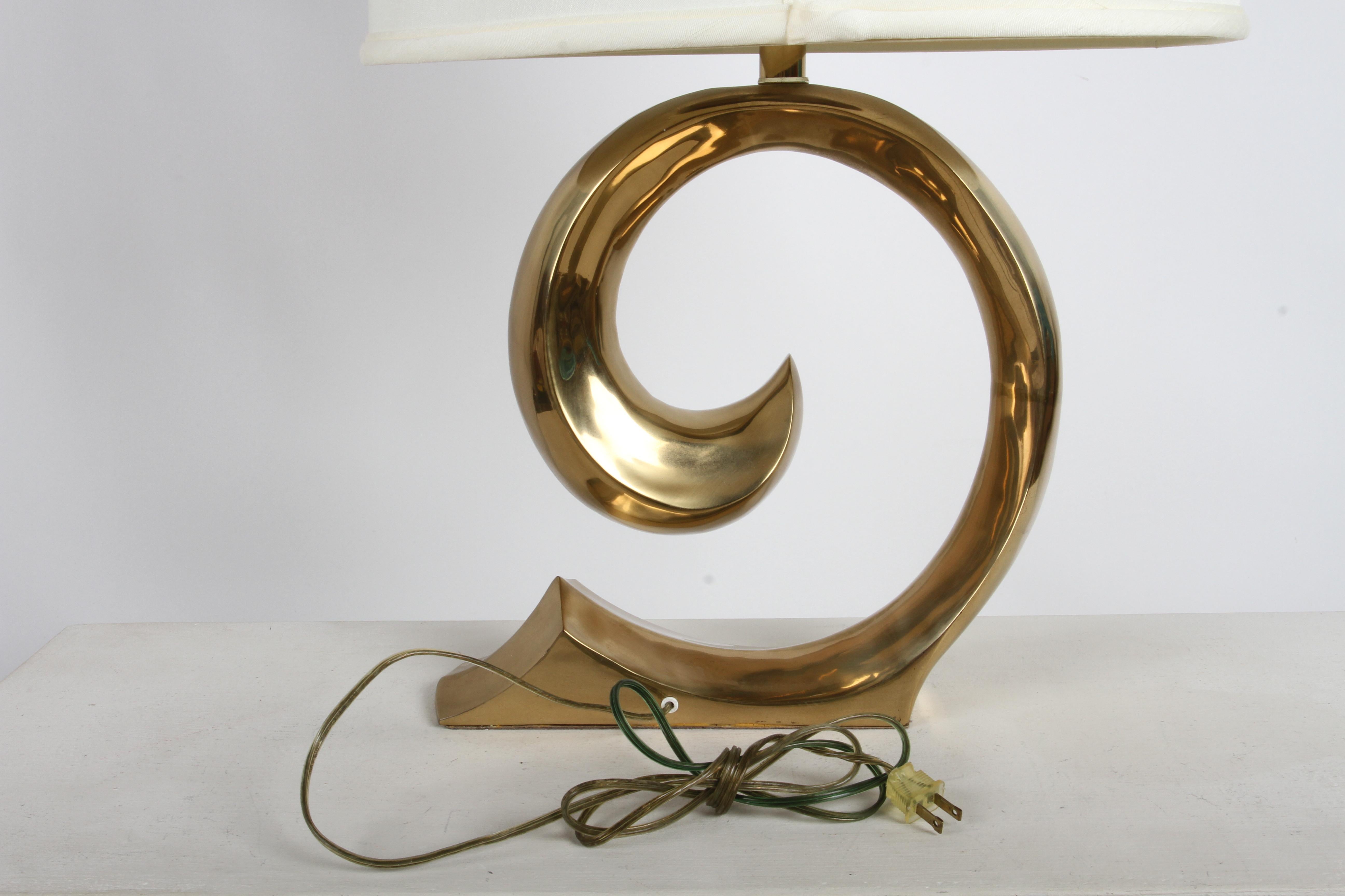 Lámpara de mesa Wave de latón con logotipo estilo Pierre Cardin de los años 70 por Erwin Lambeth en venta 7