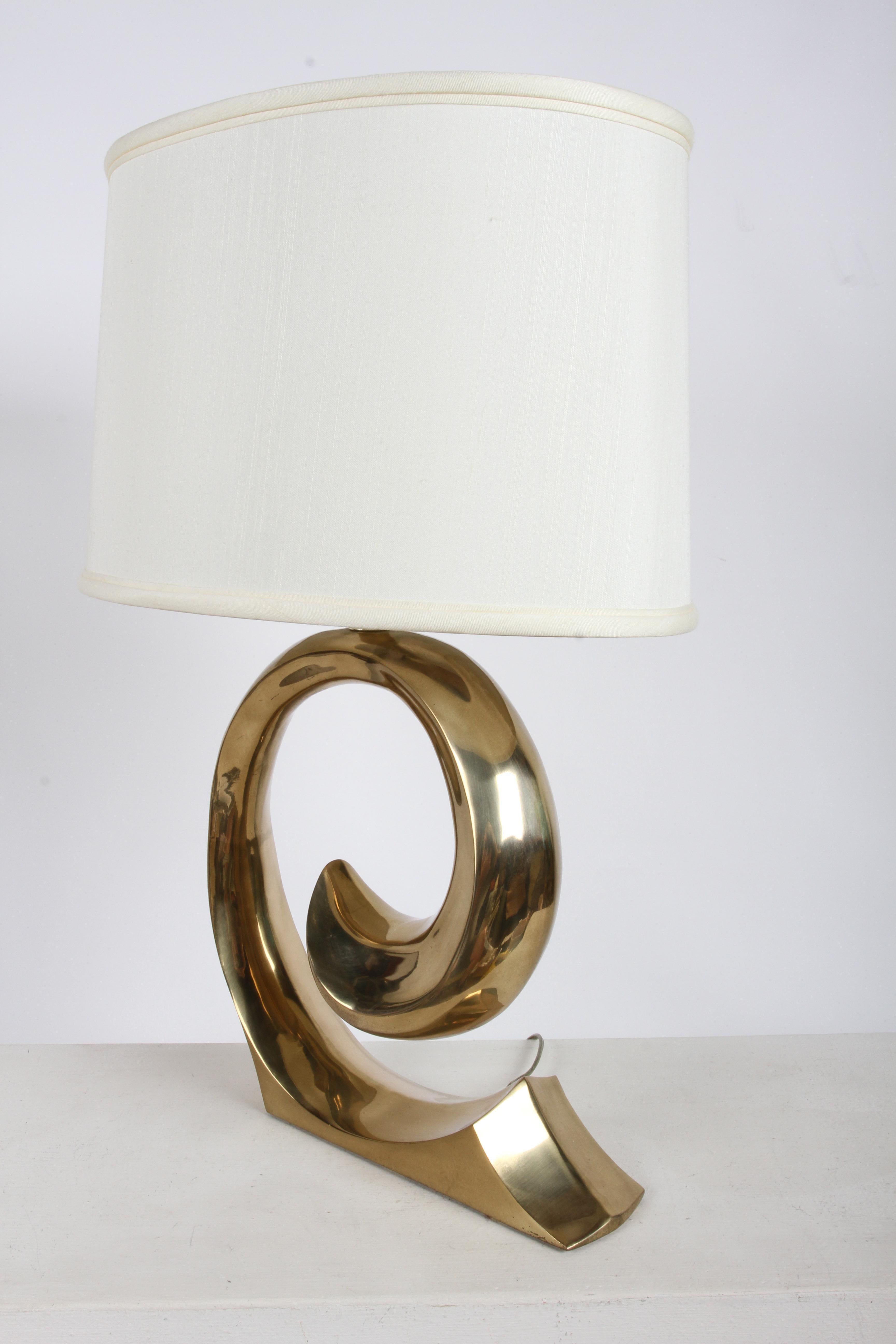 Lámpara de mesa Wave de latón con logotipo estilo Pierre Cardin de los años 70 por Erwin Lambeth en venta 11