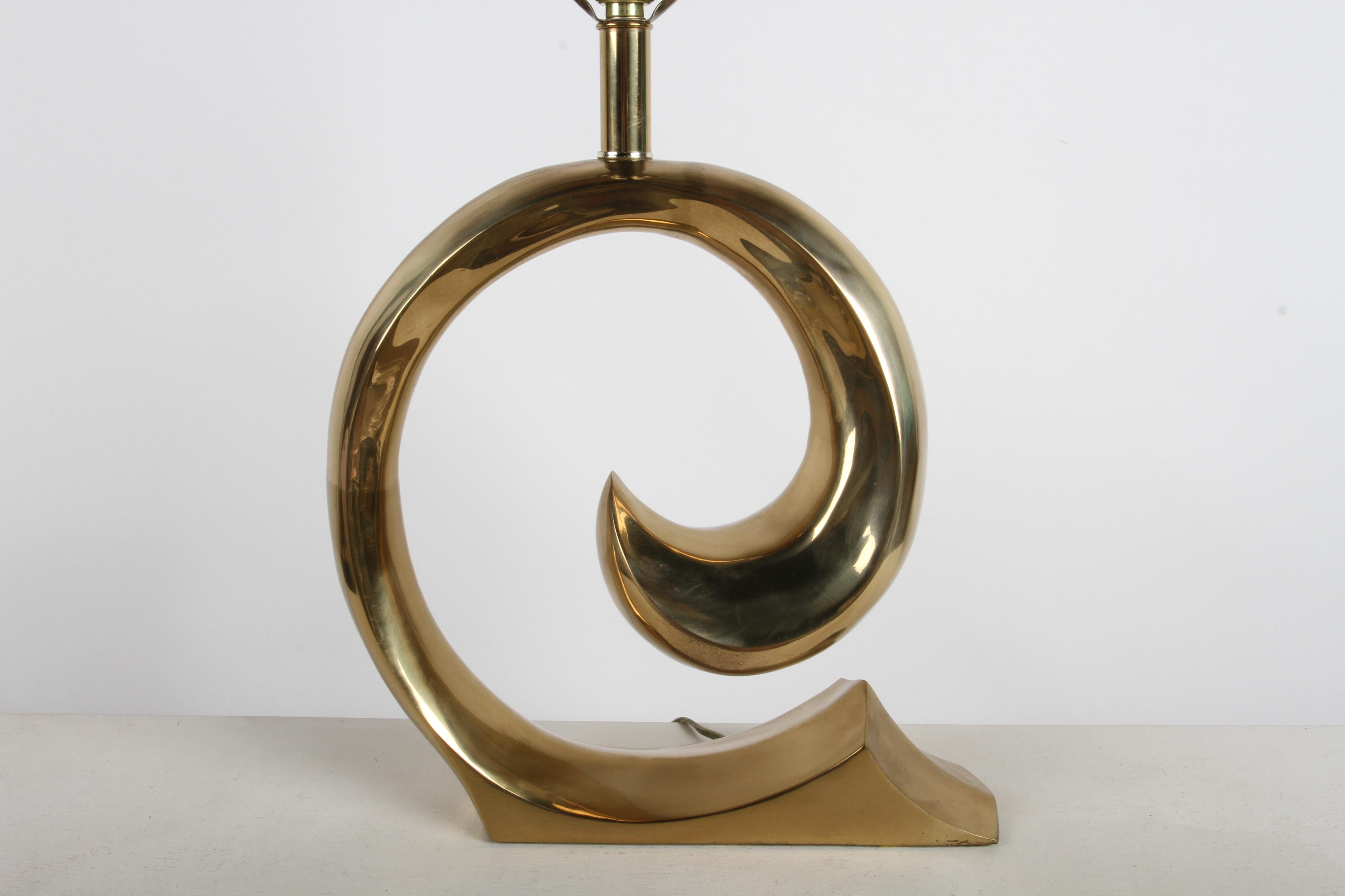 Lámpara de mesa Wave de latón con logotipo estilo Pierre Cardin de los años 70 por Erwin Lambeth Regencia de Hollywood en venta