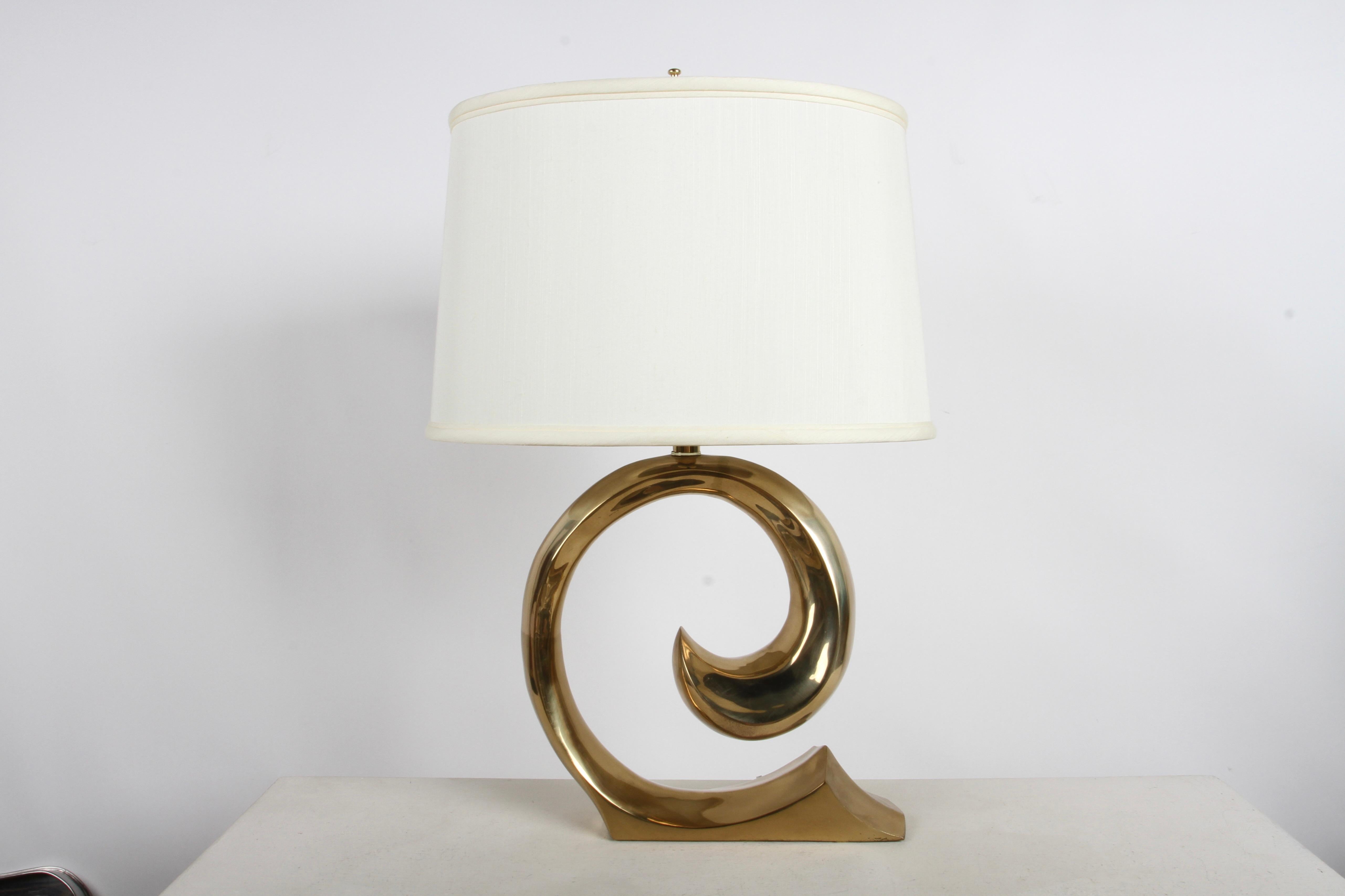 Lámpara de mesa Wave de latón con logotipo estilo Pierre Cardin de los años 70 por Erwin Lambeth Estadounidense en venta