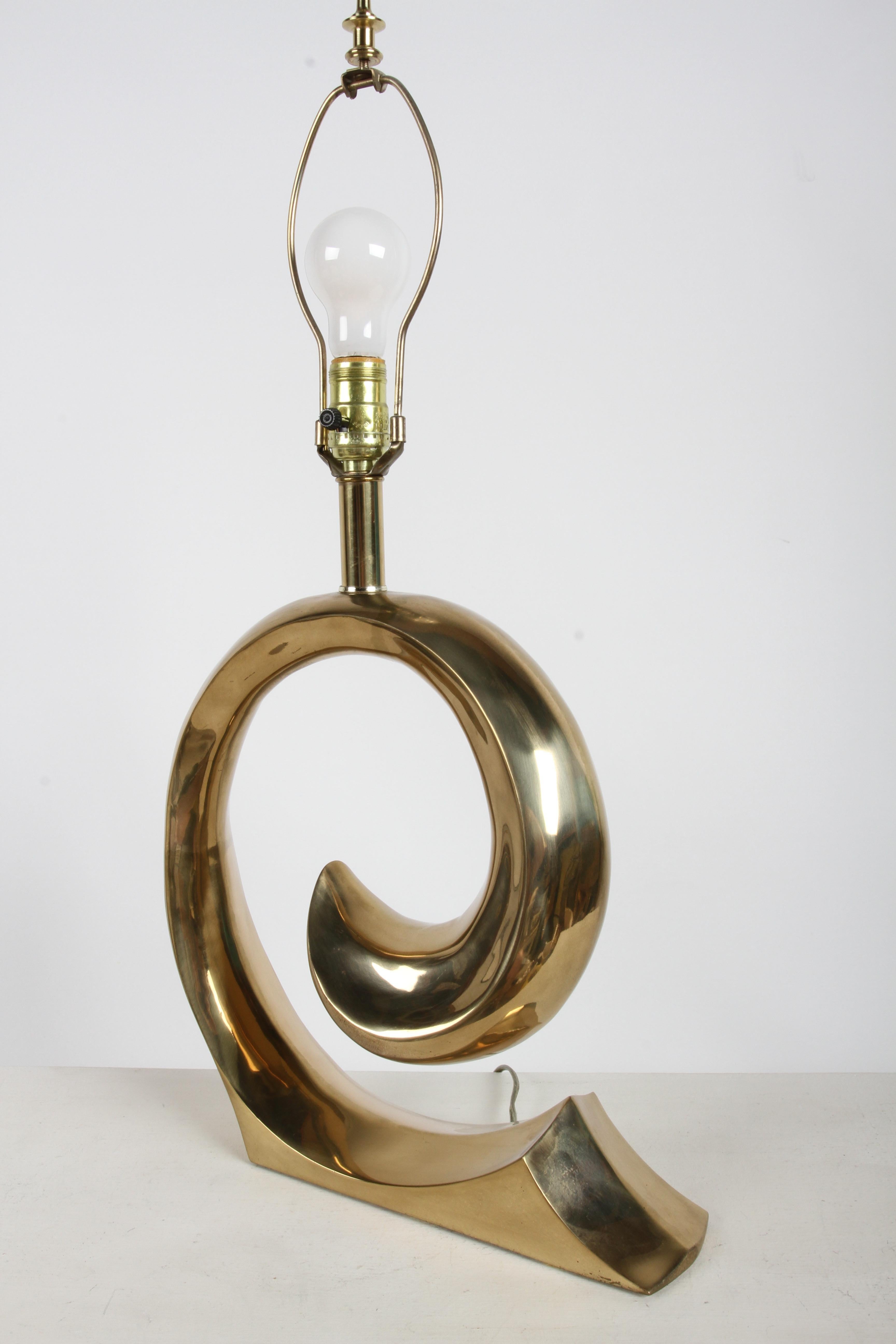 Lámpara de mesa Wave de latón con logotipo estilo Pierre Cardin de los años 70 por Erwin Lambeth en Bueno estado para la venta en St. Louis, MO