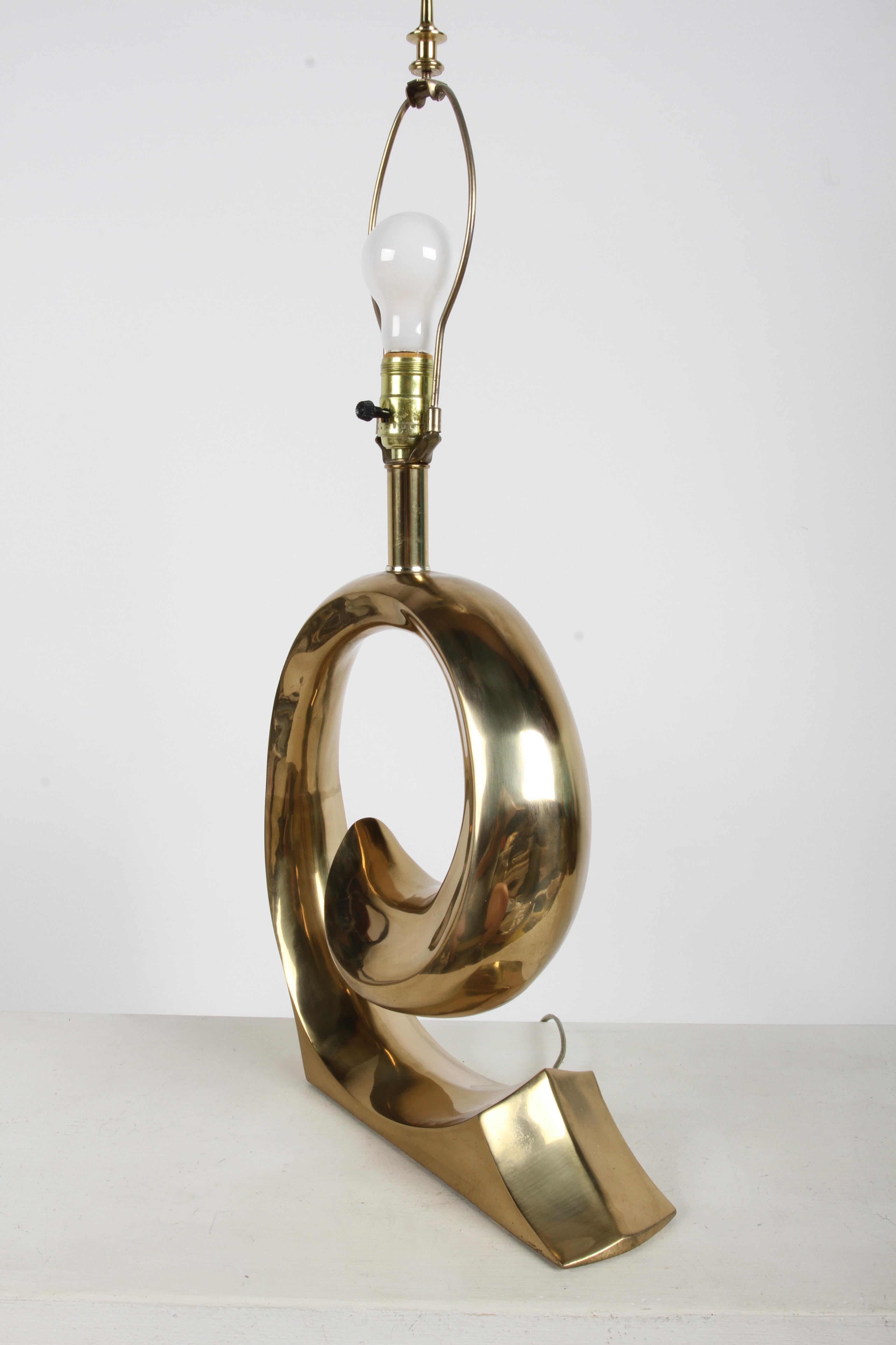 Lámpara de mesa Wave de latón con logotipo estilo Pierre Cardin de los años 70 por Erwin Lambeth finales del siglo XX en venta