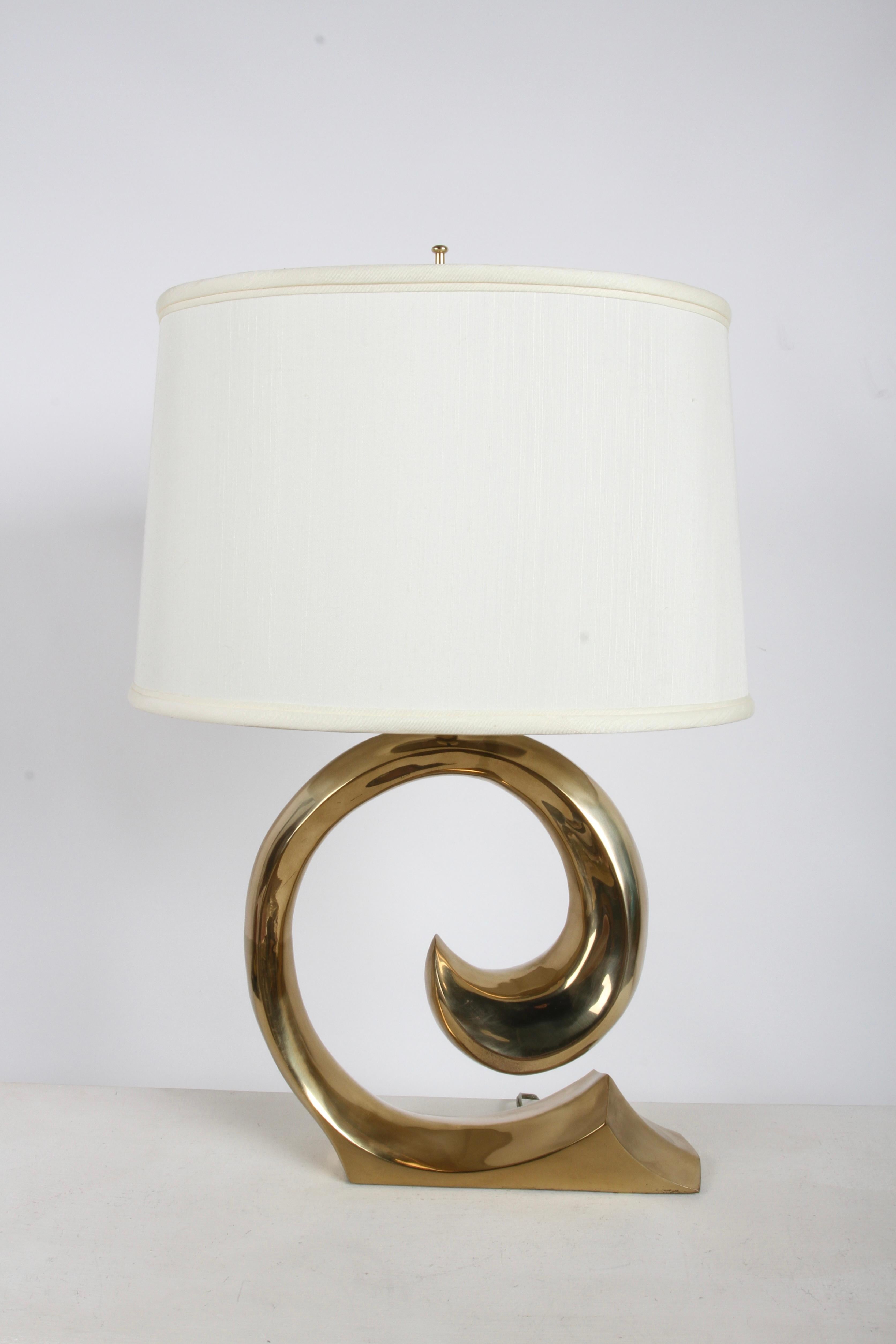Lámpara de mesa Wave de latón con logotipo estilo Pierre Cardin de los años 70 por Erwin Lambeth Latón en venta