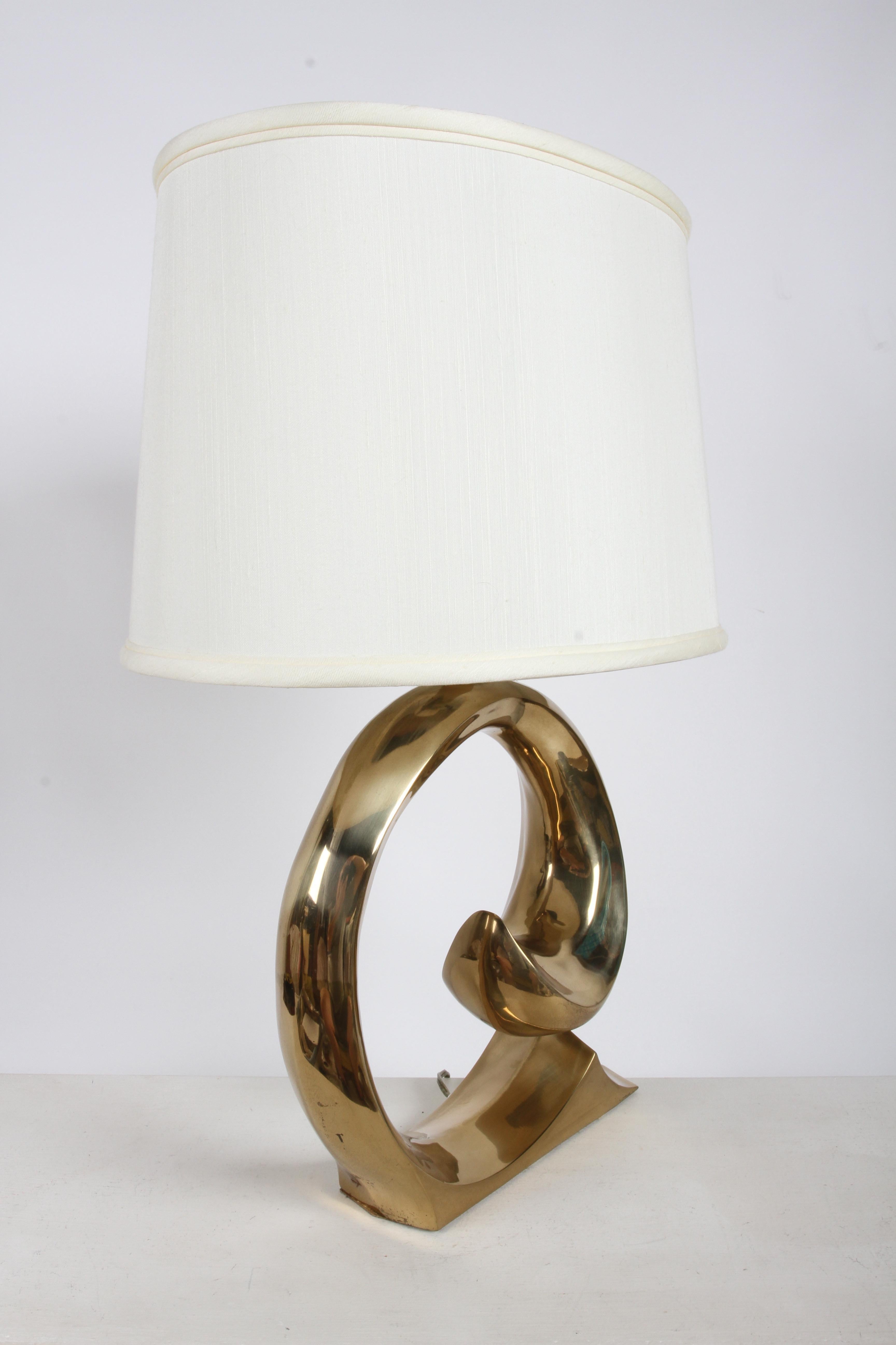 Lámpara de mesa Wave de latón con logotipo estilo Pierre Cardin de los años 70 por Erwin Lambeth en venta 2