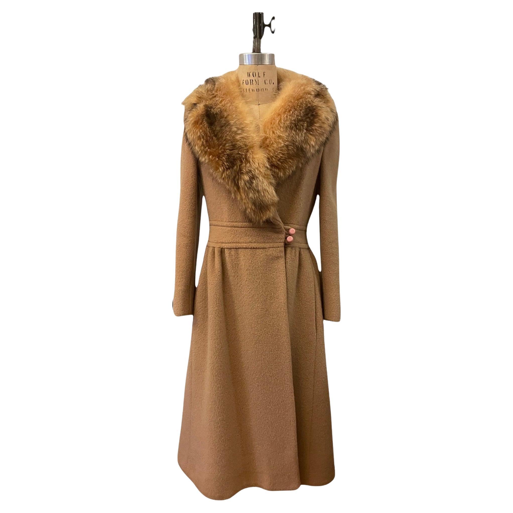 Manteau princesse en laine Pierre Cardin des années 1970 avec col en fourrure de renard en vente