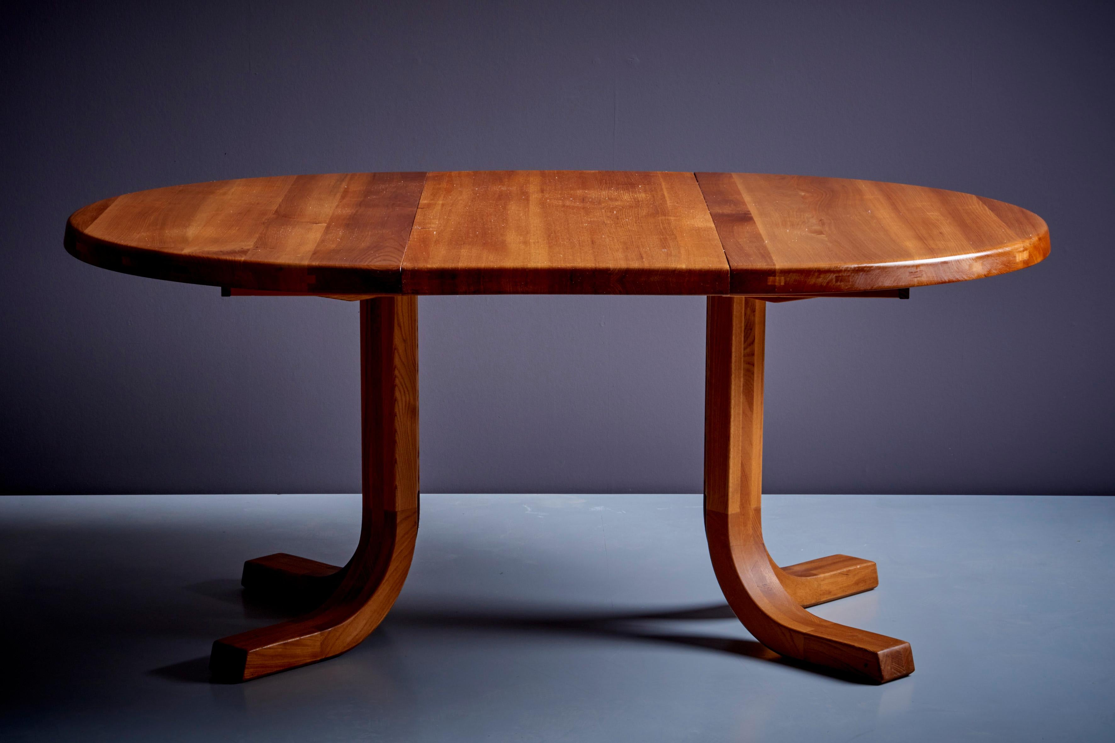 French 1970s Pierre Chapo T40 Extendable Dining Table in Elm Wood Round / Oval For Sale