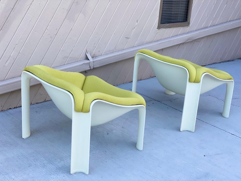1970s Pierre Paulin for Artifort F303 Lounge Chair, a Pair In Good Condition For Sale In Farmington Hills, MI