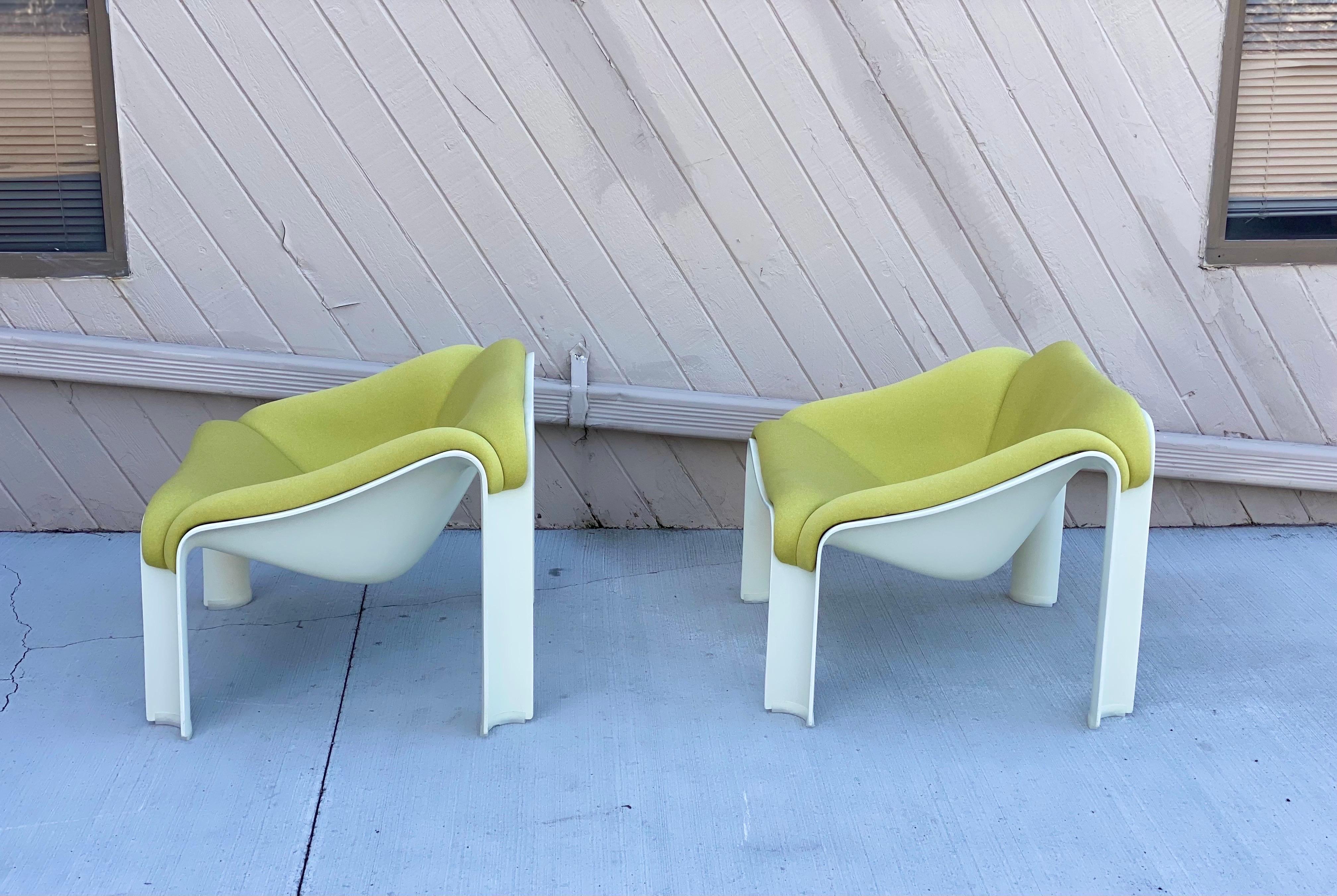 1970s Pierre Paulin for Artifort F303 Lounge Chair, a Pair In Good Condition For Sale In Farmington Hills, MI