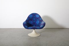 Chaise pivotante tulipe d'inspiration Pierre Paulin des années 1970 par TopForm en bleu à fleurs