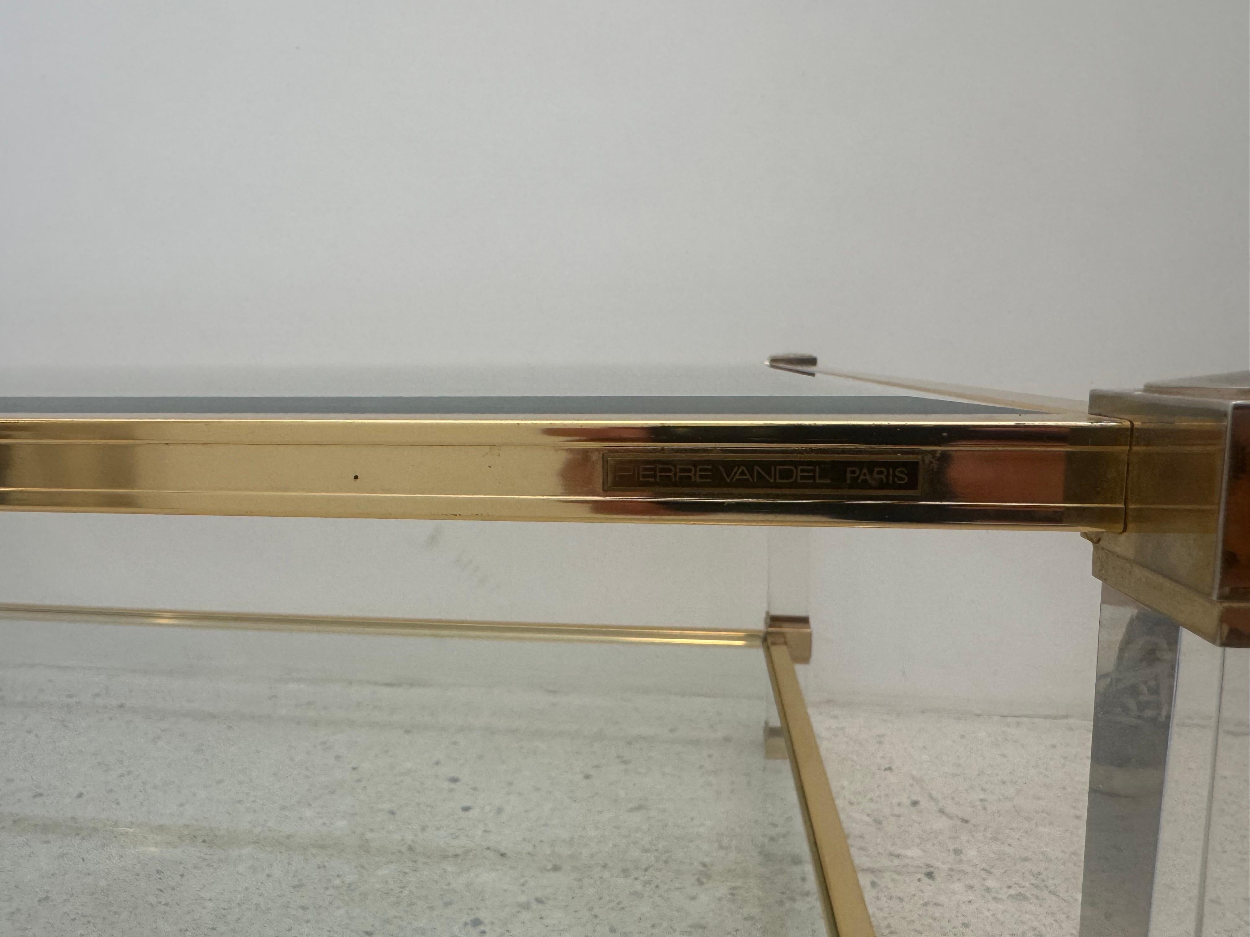 Tavolino in lucite e ottone di Pierre Vandel degli anni '70 con vetro molato in vendita 3