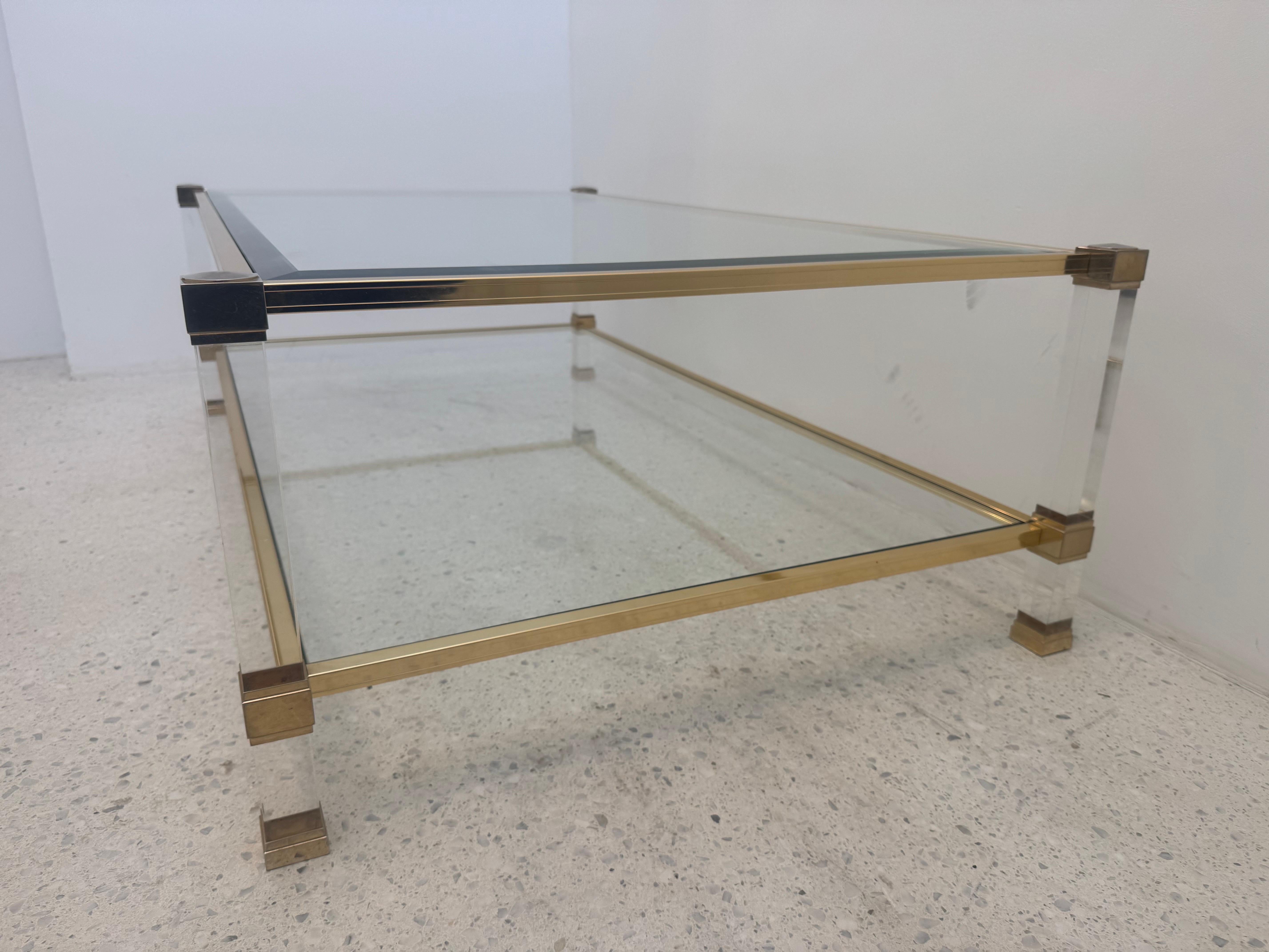 Tavolino in lucite e ottone di Pierre Vandel degli anni '70 con vetro molato in vendita 4