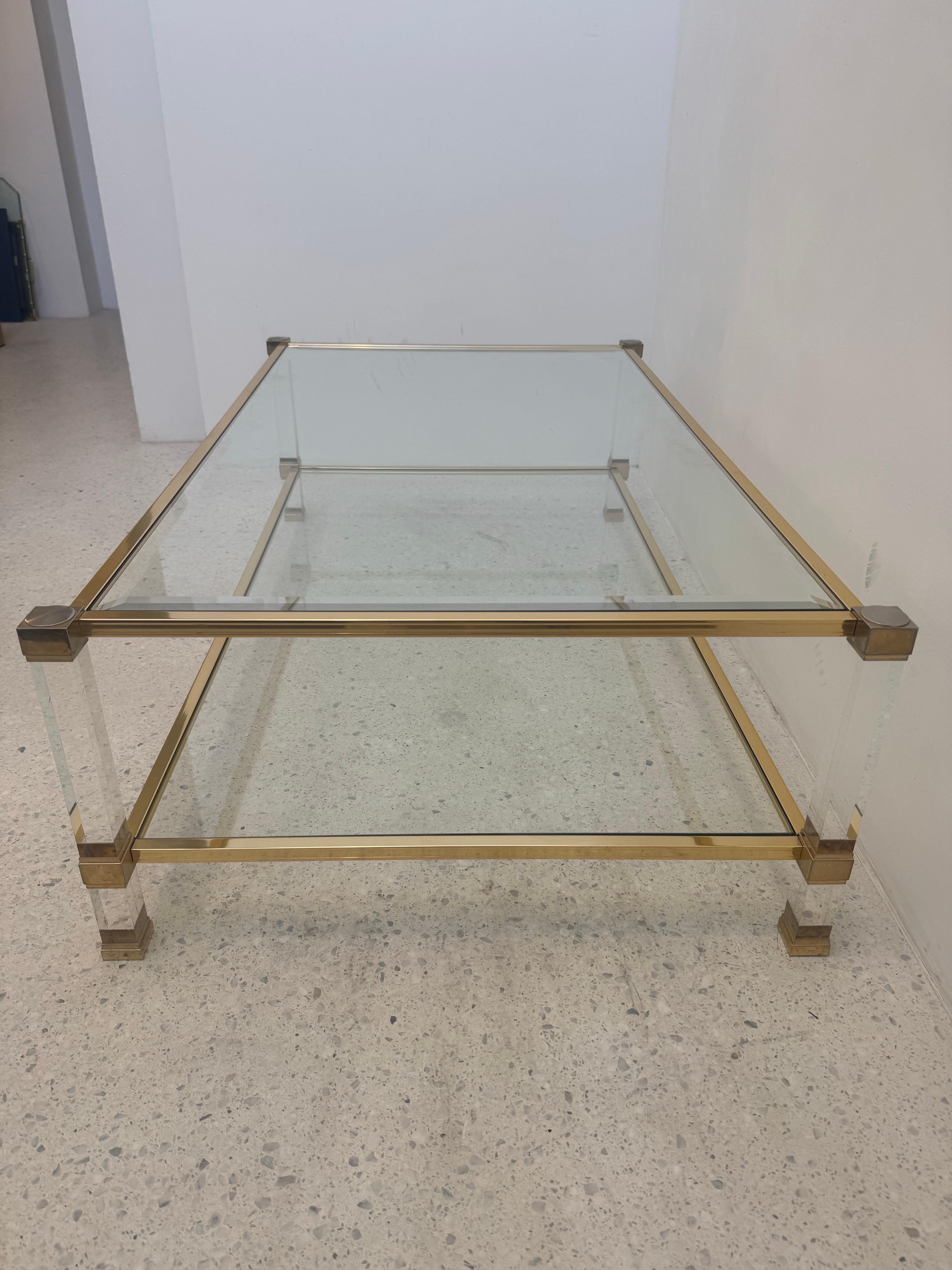 Tavolino in lucite e ottone di Pierre Vandel degli anni '70 con vetro molato in vendita 5