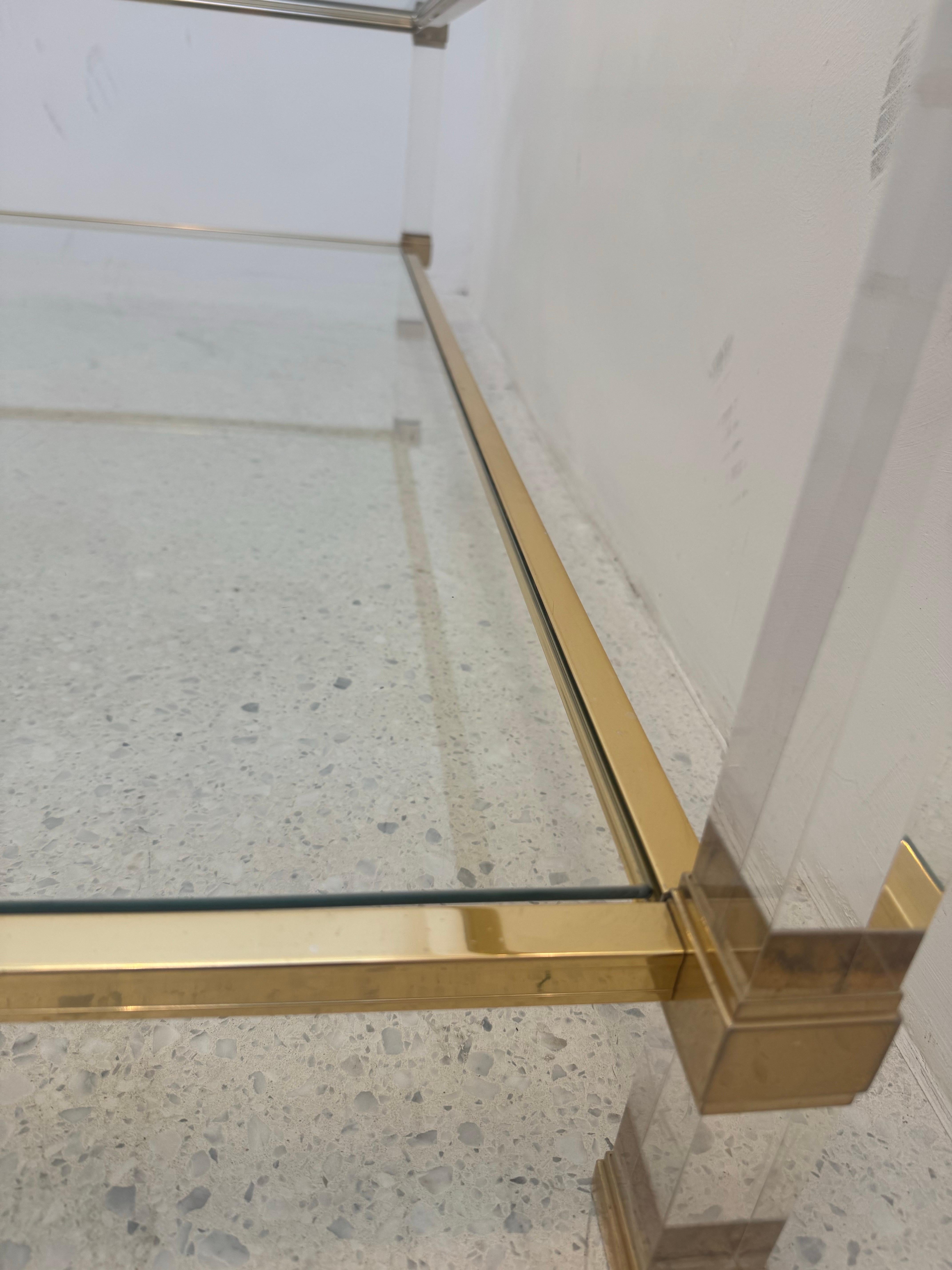 Tavolino in lucite e ottone di Pierre Vandel degli anni '70 con vetro molato in vendita 6