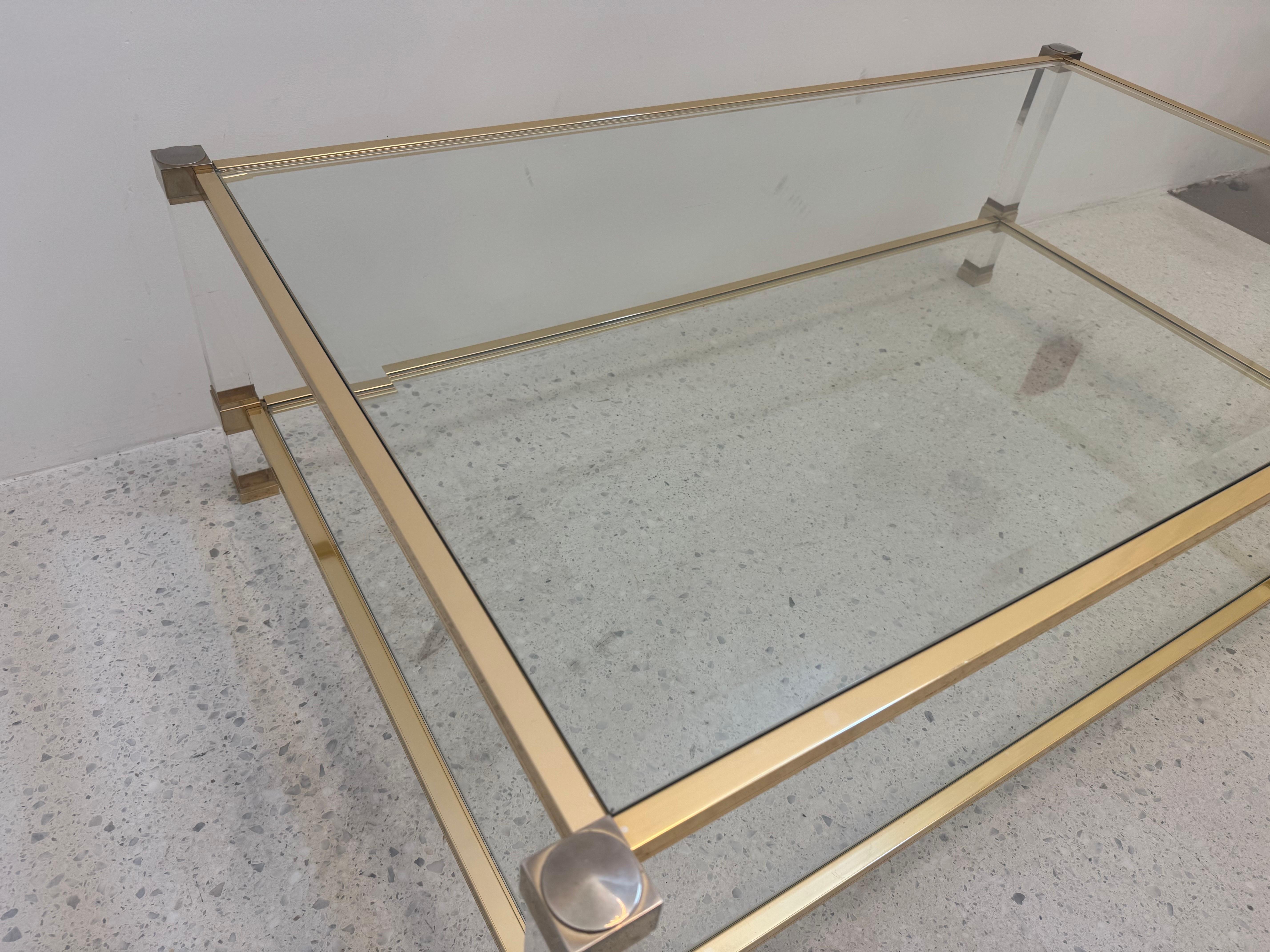 Tavolino in lucite e ottone di Pierre Vandel degli anni '70 con vetro molato in vendita 7
