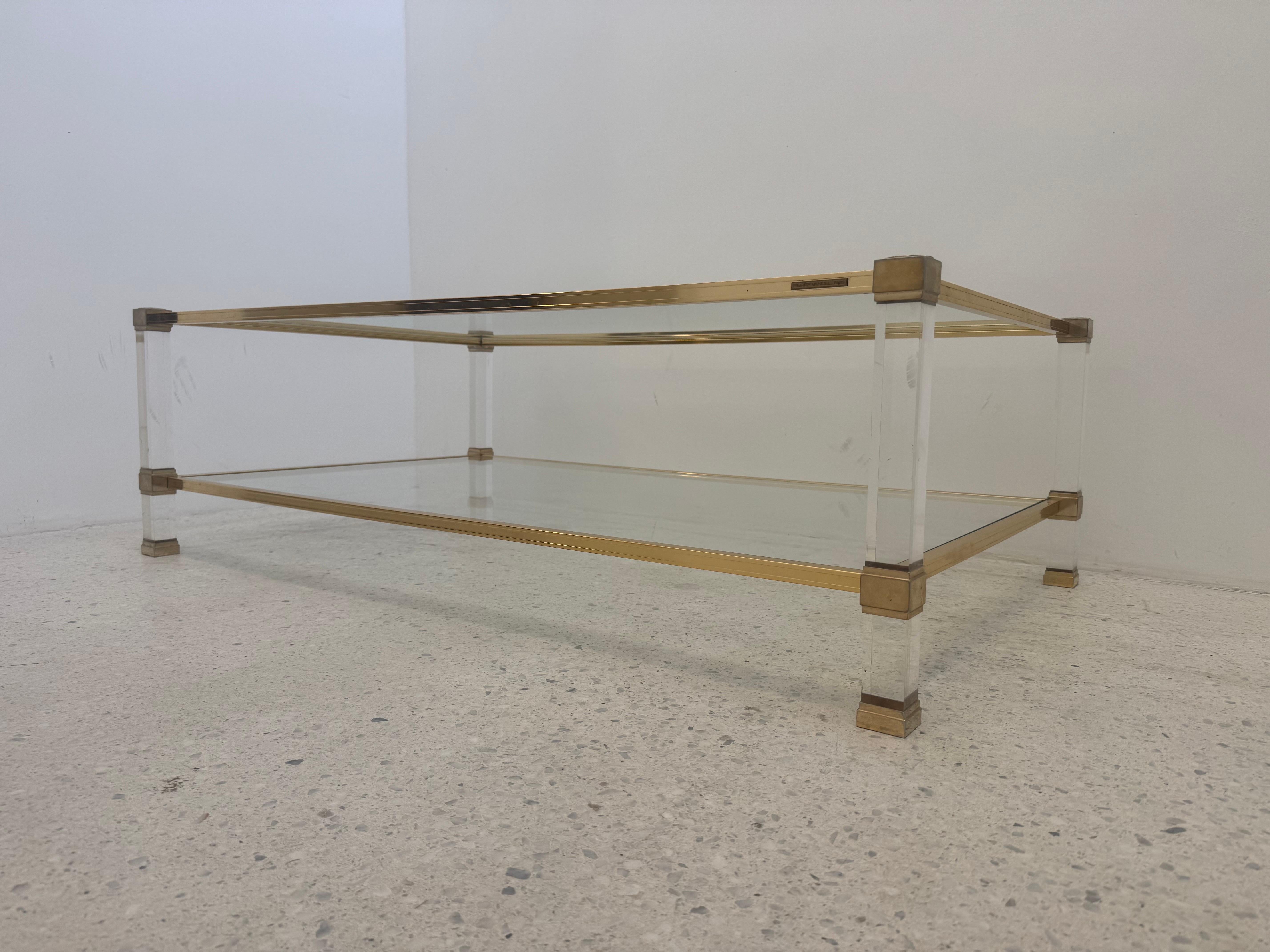 Moderno Tavolino in lucite e ottone di Pierre Vandel degli anni '70 con vetro molato in vendita