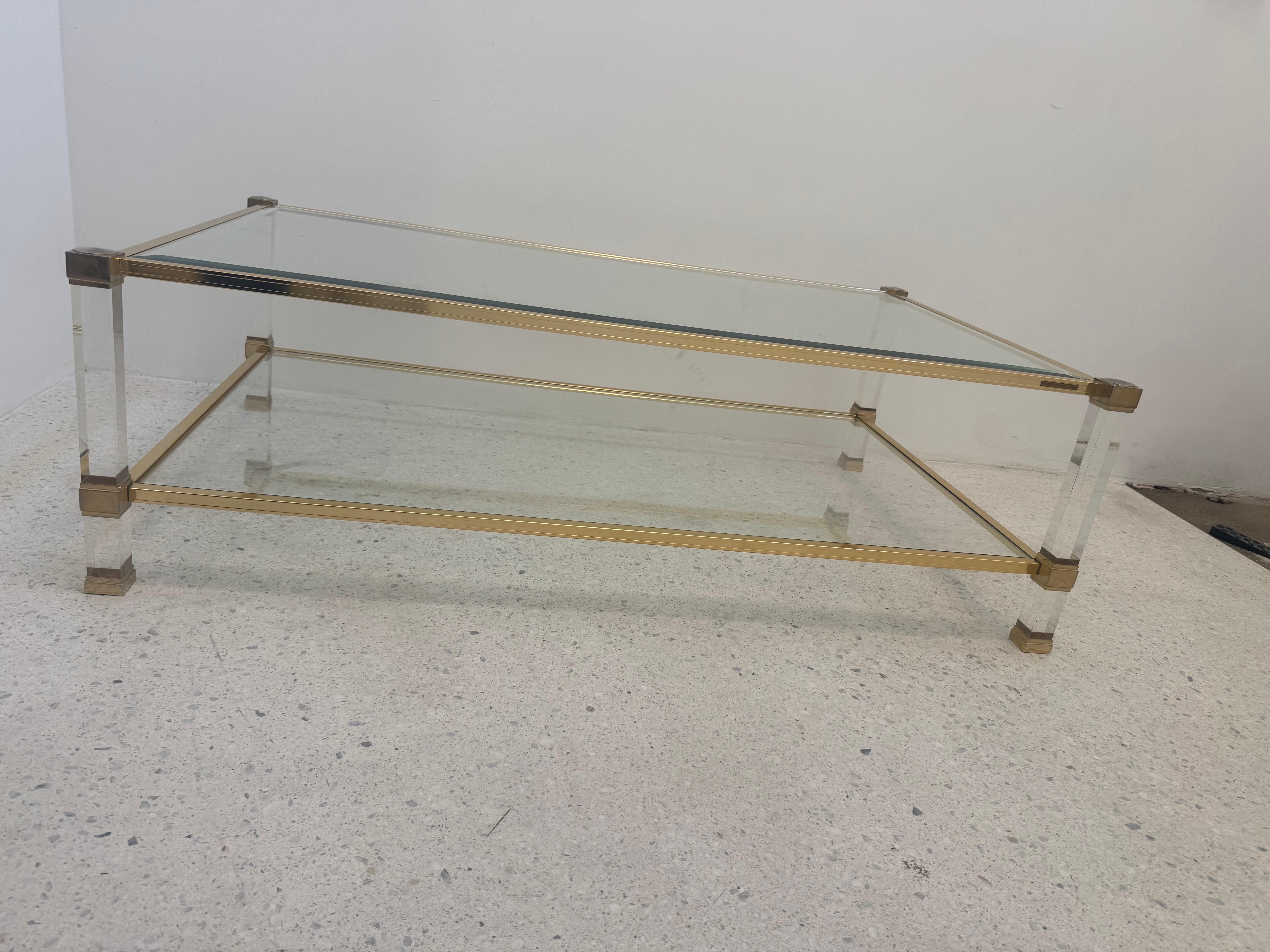 Francese Tavolino in lucite e ottone di Pierre Vandel degli anni '70 con vetro molato in vendita