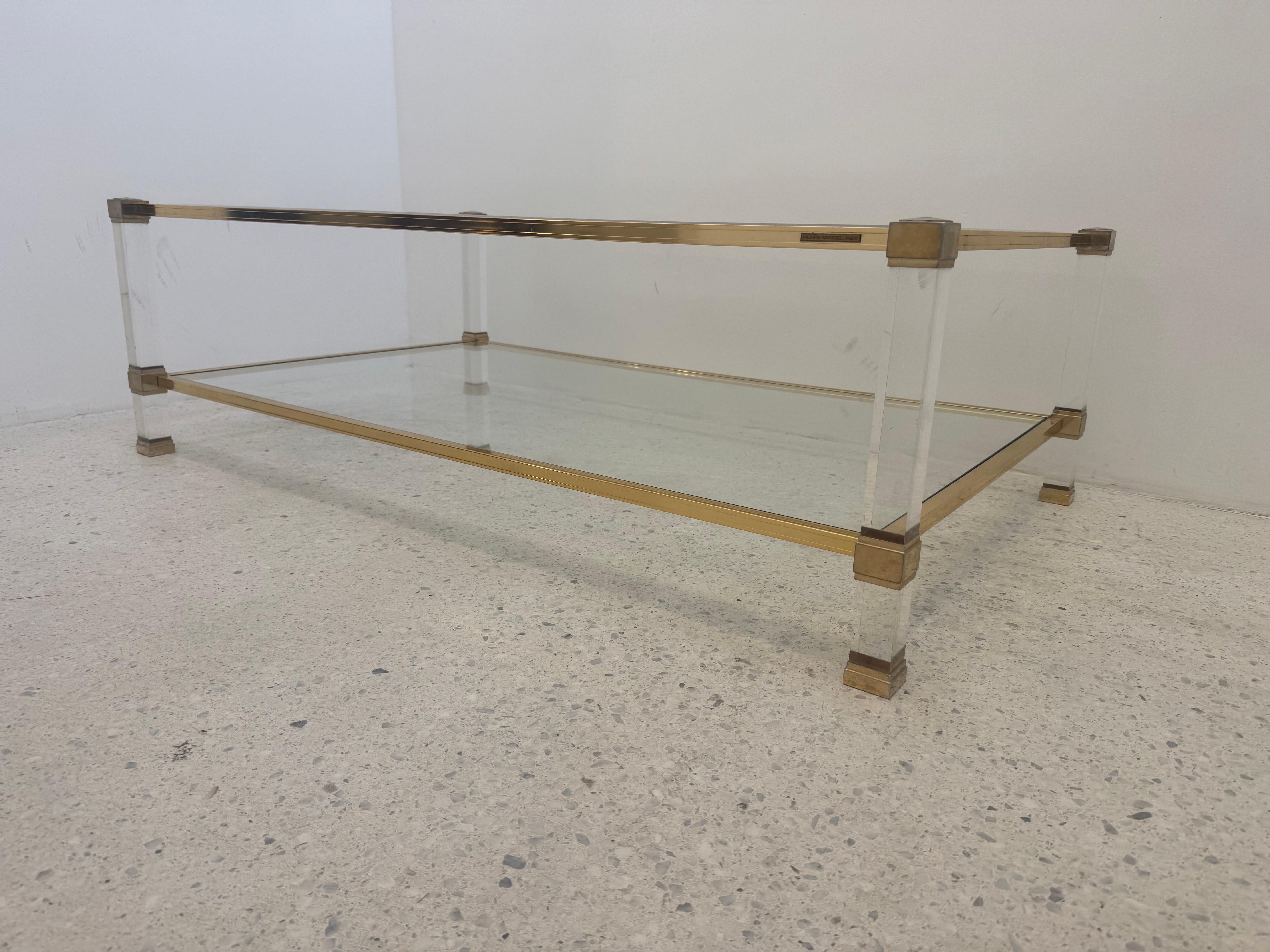 Tavolino in lucite e ottone di Pierre Vandel degli anni '70 con vetro molato In condizioni buone in vendita a Brussel, BE