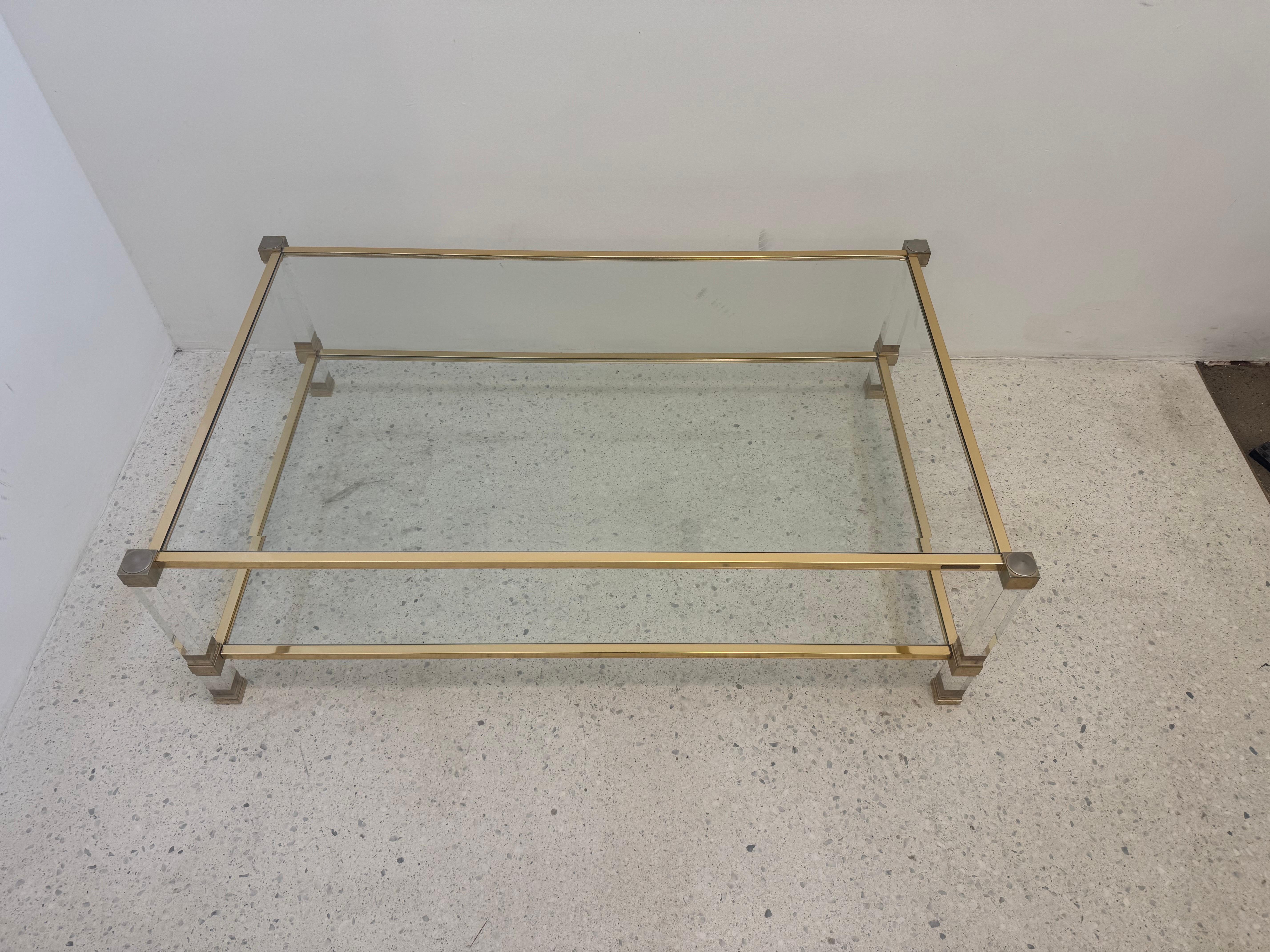 Fine XX secolo Tavolino in lucite e ottone di Pierre Vandel degli anni '70 con vetro molato in vendita